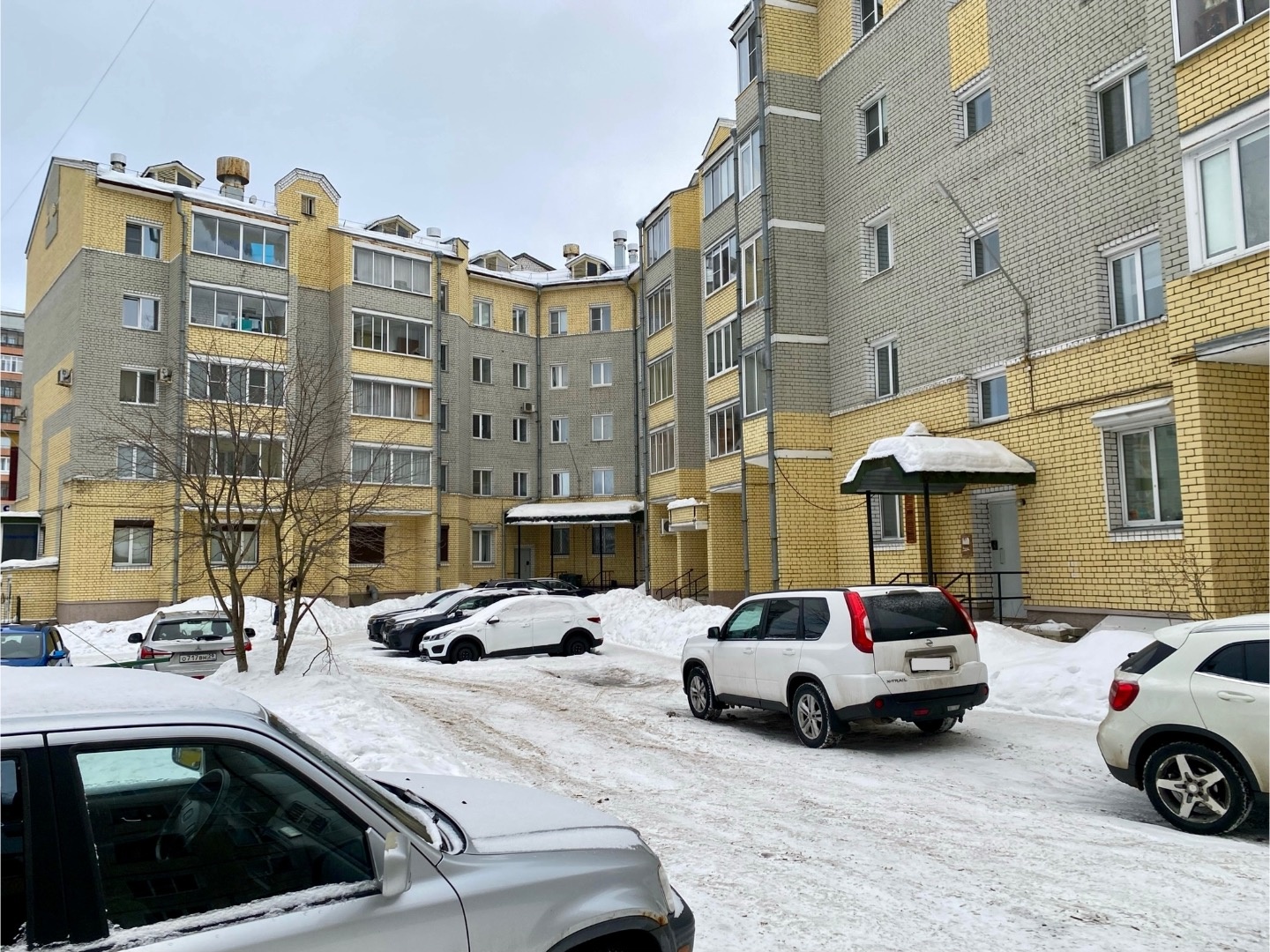 Предлагается к продаже просторная полноценная 3-комнатная квартира.
Дом кирпичный, 2006 года постройки.
Организовано тсж, коммунальные платежи не высокие.
Закрытая придомовая территория.
Квартира имеет гардеробную, большой коридор, где можно обустроить систему хранения.
Кухня-столовая 16.6 кв.м!
Окн
