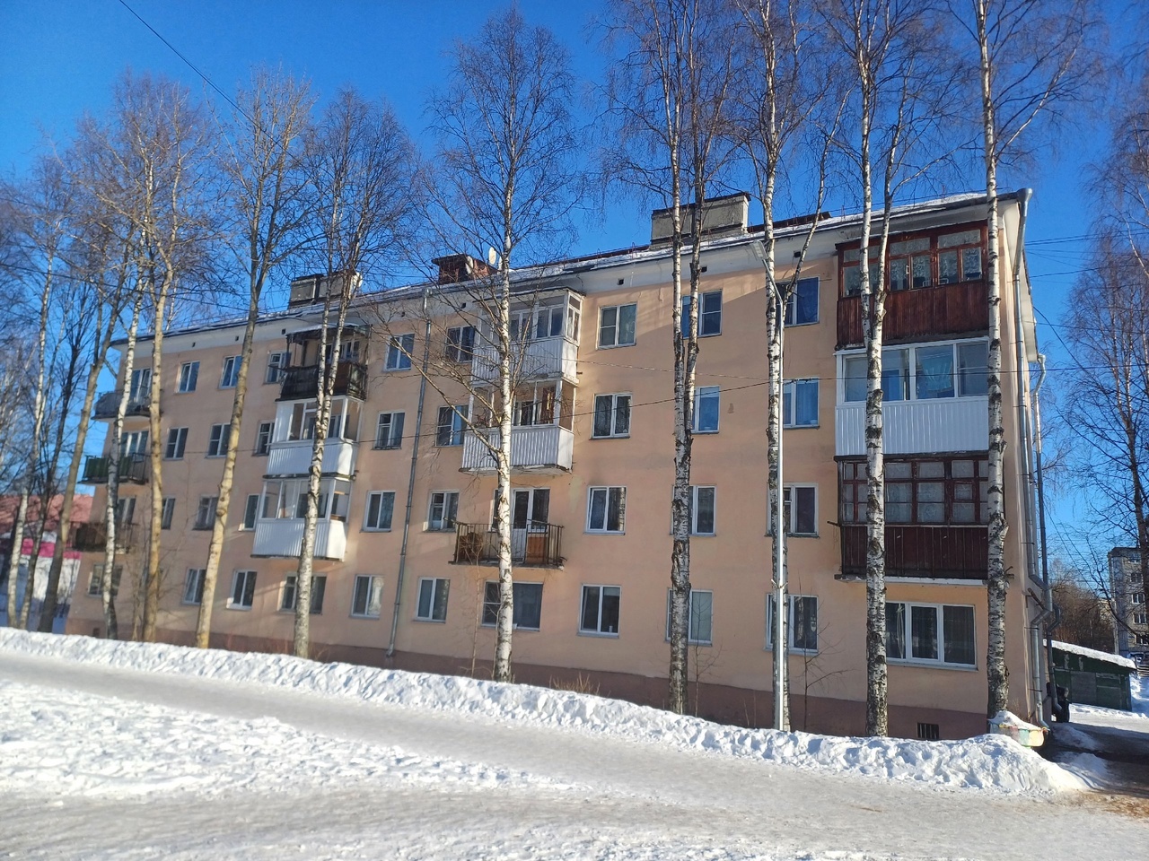  Арктическая ипотека подходит!  На прямой продаже 2-х комнатная квартира 
 в самом центре  п. Катунино 
 Квартира теплая, установлены стеклопакеты, комнаты раздельно, 
 перепланировка узаконена, су совмещен. Требует ремонт. Один взрослый 
 собственник. Освобождена.