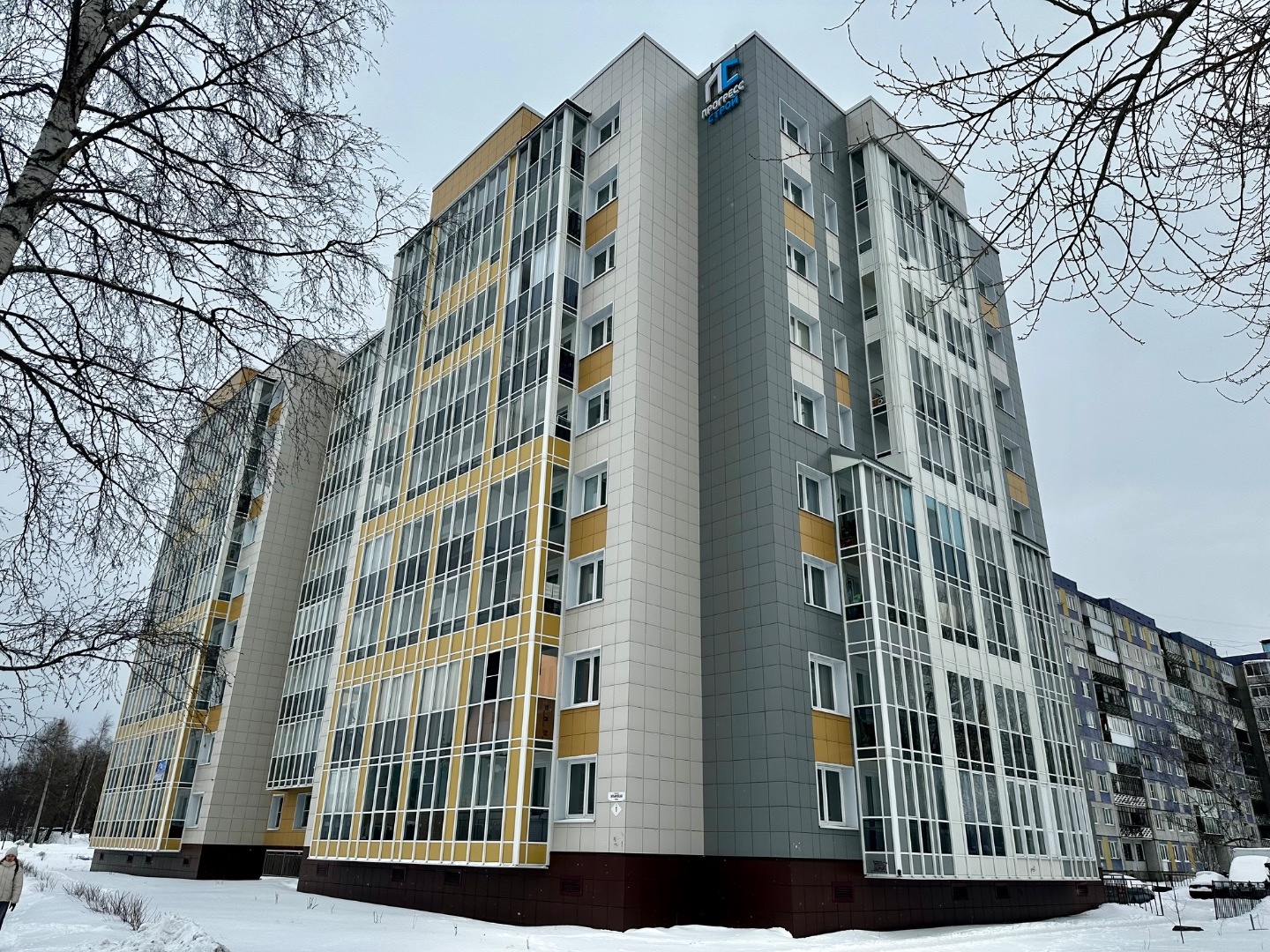 Двухкомнатная квартира в ЖК «Дом на Ильинской».
Свежий ремонт, 2 балкона, вид на город и реку. Останется встроенная мебель и техника. 
Вход в одну из комнат из кухни. Квартиры передавали в свободной планировке-можно переустроить исходя из желаний новых собственников. 
Один взрослый собственник, прям