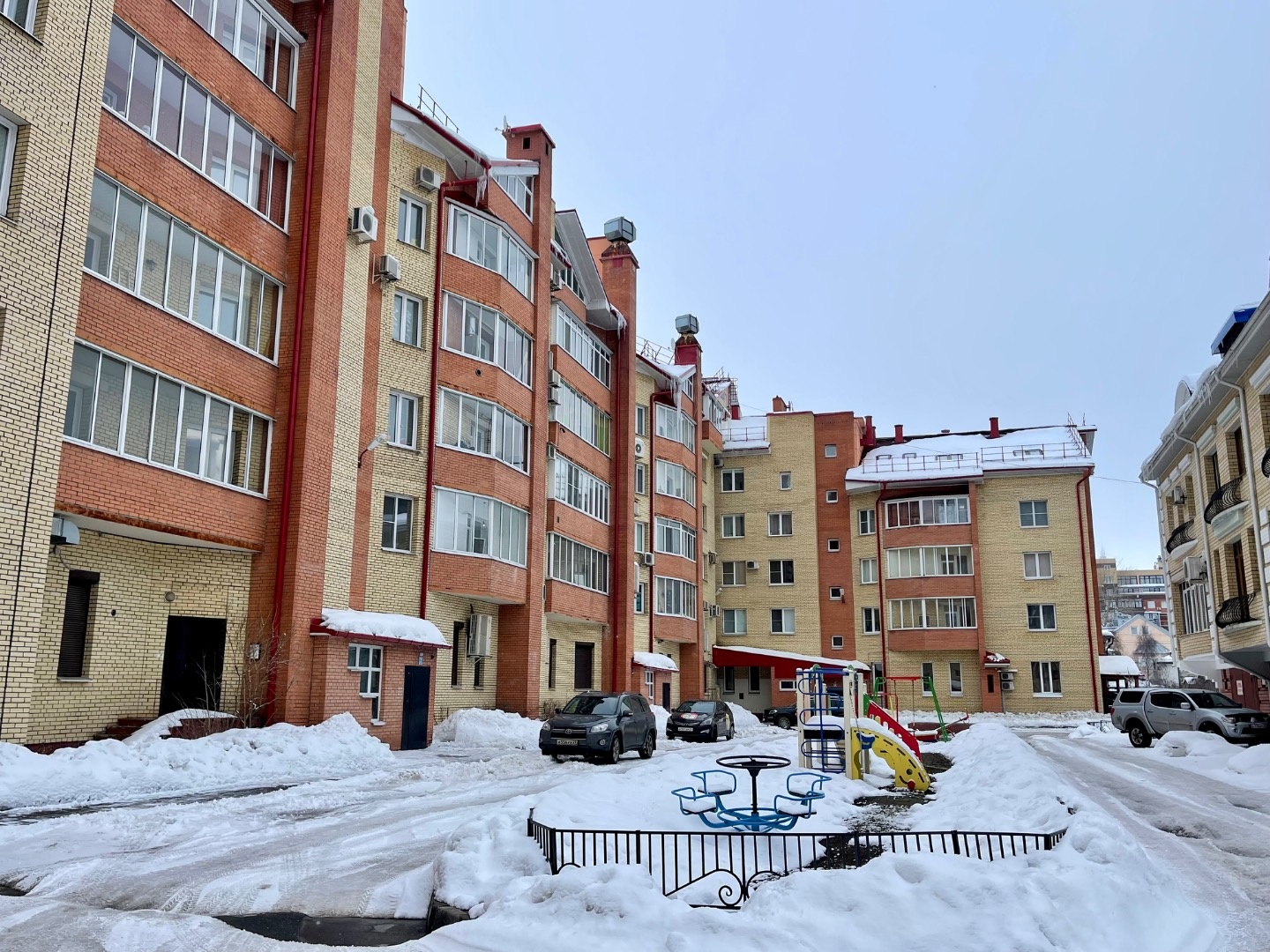 Квартира в самом центре города, прекрасный вид из кухни с панорамным балконом и из гостиной, при этом во всех спальнях окна выходят во двор. 4 спальни, одна из них мастер спальня со своим санузлом (всего три санузла: гостевой, общий, в мастер-спальне), большая гостиная ~50квм, просторная кухня ~19кв