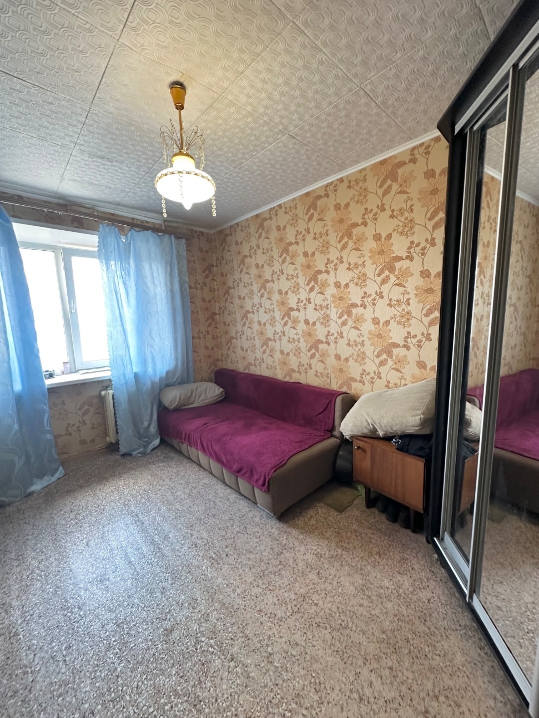 На прямой продаже комната.
Комната в кирпичном доме.
Площадью 12,7 кв.м.
Комната в простом, но чистом и аккуратном состоянии.
• Установлен стеклопакет
• на полу практичный линолеум 
• остается шкаф-купе 

Большая кухня, площадью 12.2 кв.м. - есть свой рабочий стол и плитка.
Имеется отдельное помещен