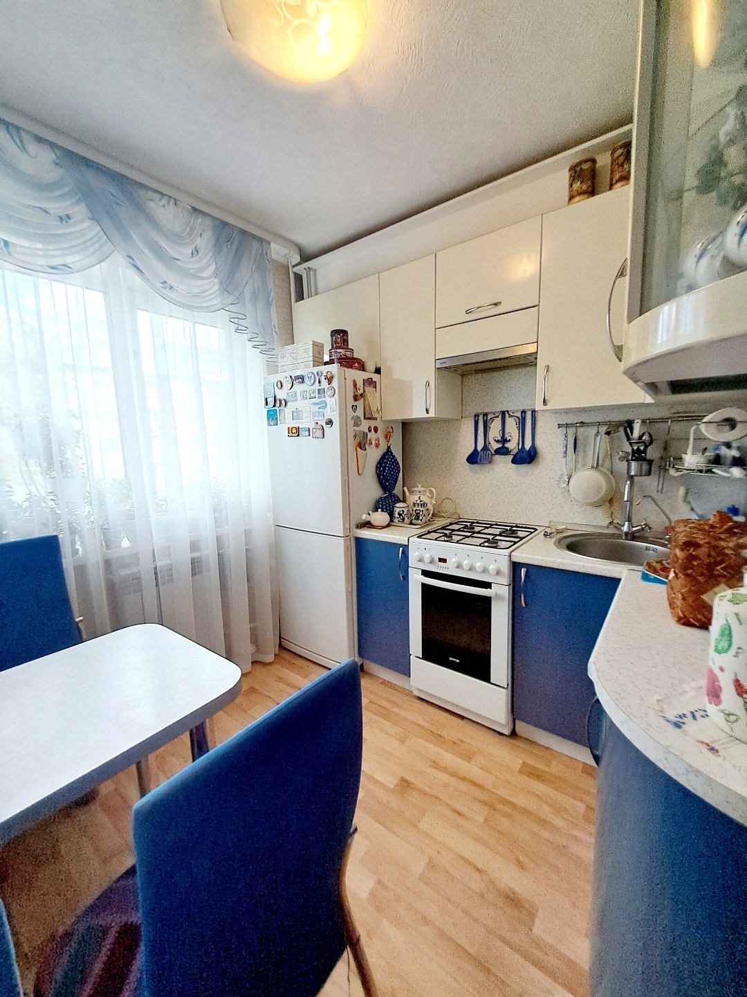 В продаже уютная квартира с хорошим ремонтом. Комнаты смежные, возможна перепланировка. Ламинат, окна пластиковые, балкон застеклен, в санузле кафель, сантехника в хорошем состоянии. Хорошие соседи, тихий спальный район, рядом несколько школ в том числе музыкальная, несколько детских садов. Хорошая 