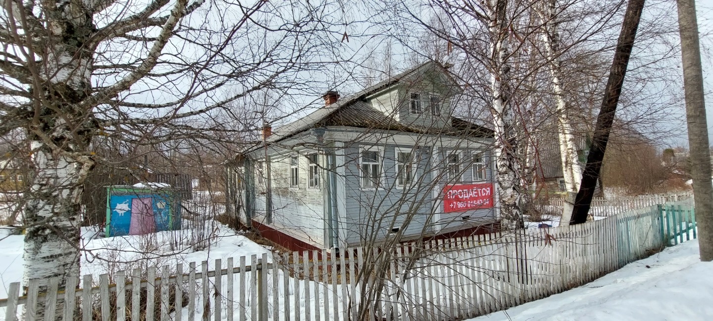 Дом, построенный в традициях северного зодчества целиком из круглого бревна. Фундаментом служат плоские камни с реки - вечный природный материал. 

Пол набран из бревен, рубленных пополам. Толщина пола 15 см. Полы не скрипят. Между полом и основанием дома расстояние около 1,5 метра, служащее воздушн