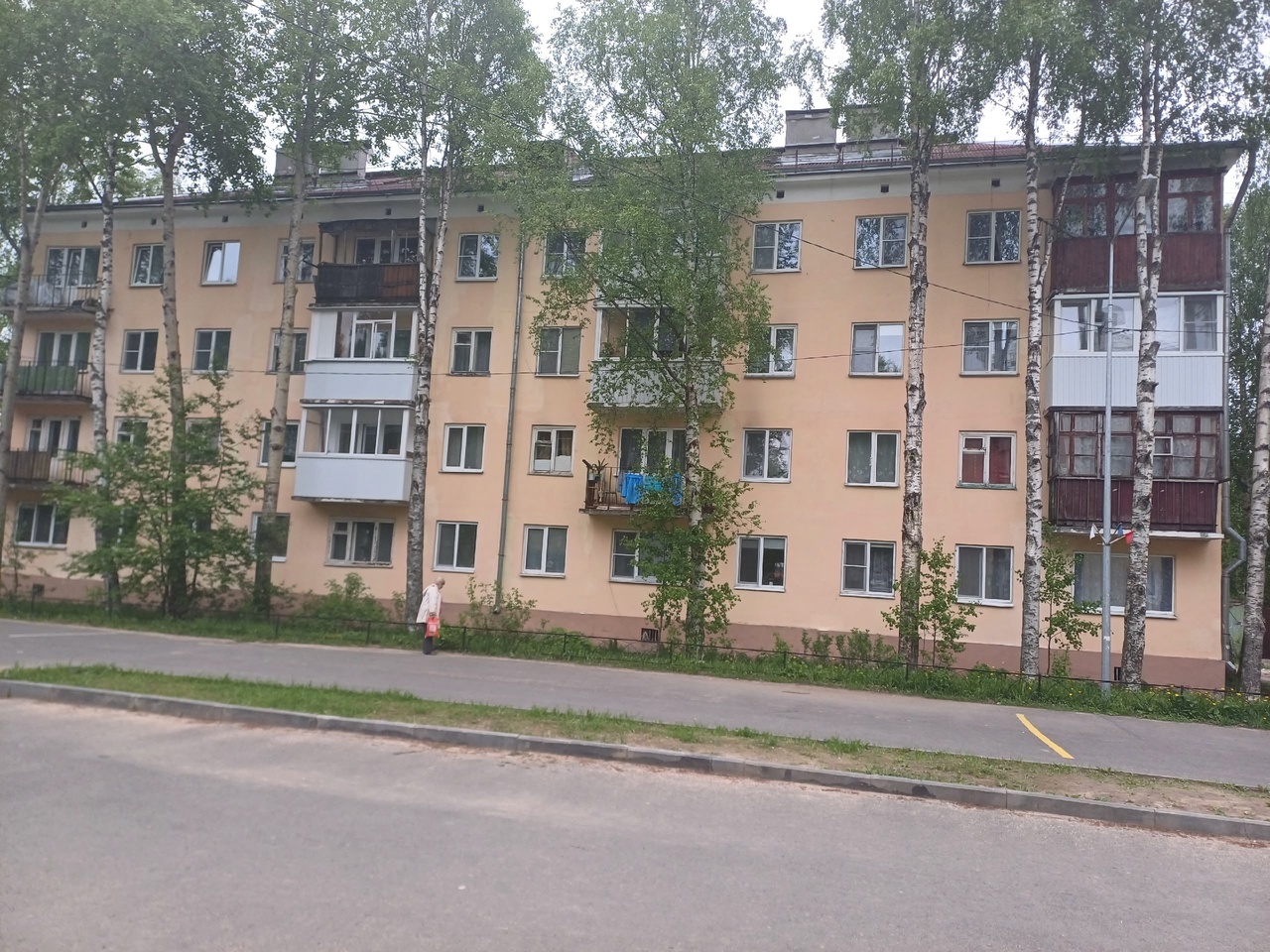  Арктическая ипотека подходит!  На прямой продаже 2-х комнатная квартира 
 в самом центре  п. Катунино 
 Квартира теплая, установлены стеклопакеты, комнаты раздельно, 
 перепланировка узаконена, су совмещен. Требует ремонт. Один взрослый 
 собственник. Освобождена.