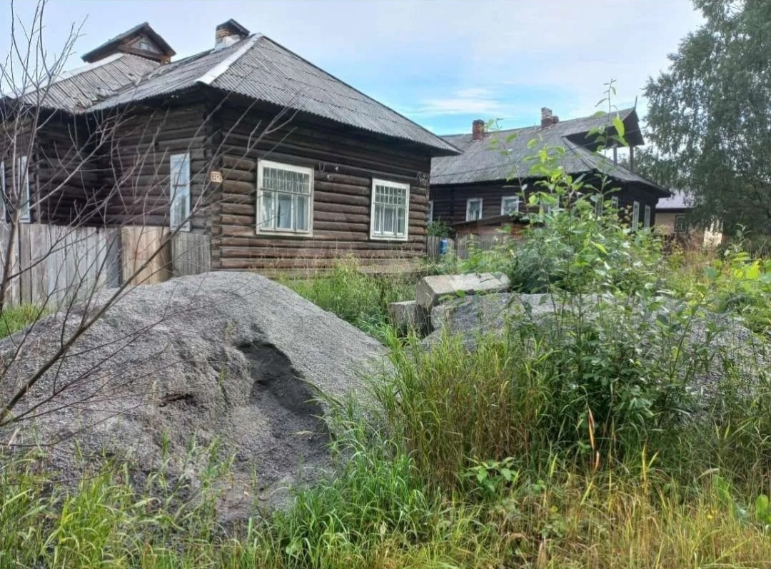 Продается 1/2 доли дома и 1/2 доли участка (7 соток),у каждого свой вход в дом и часть участка со стороны входа в дом. Под ипотеку не подходит,только за наличные.