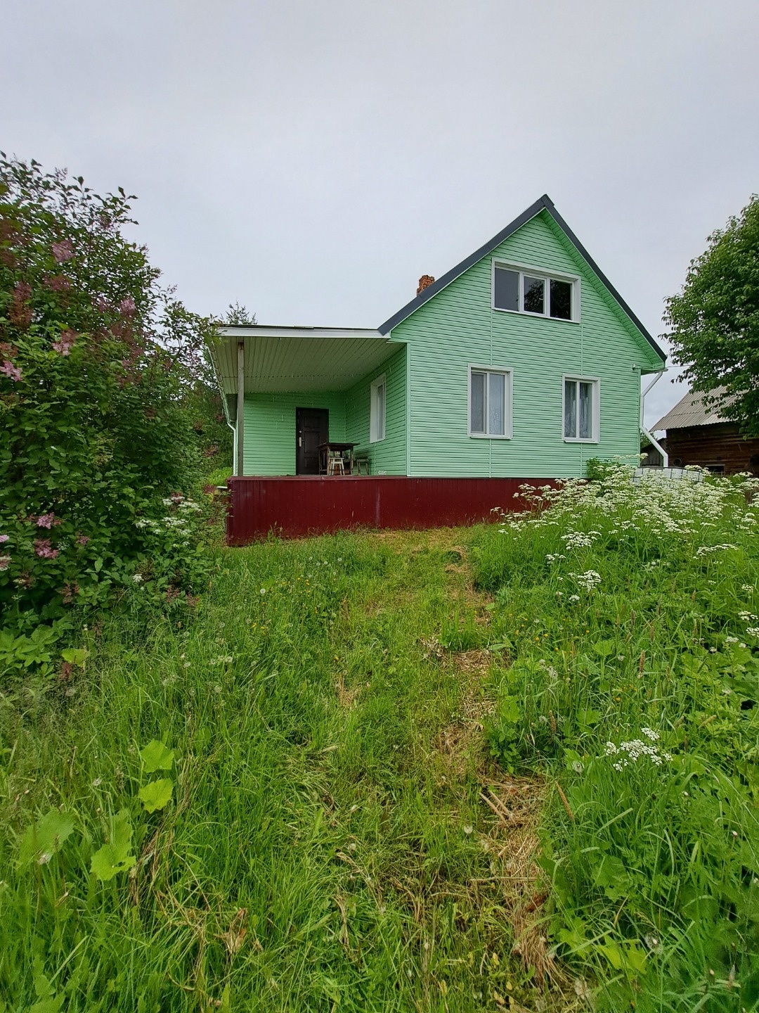 Идеальный дом для ценителей тишины, красоты и природы с участком 16 соток!
Предлагается к продаже уютный дом 1995 года постройки. Дом построен из рубленного бревна на прочном бетонном фундаменте, что гарантирует его долговечность и экологичность. Общая площадь дома составляет 70,9 кв.м, что идеально