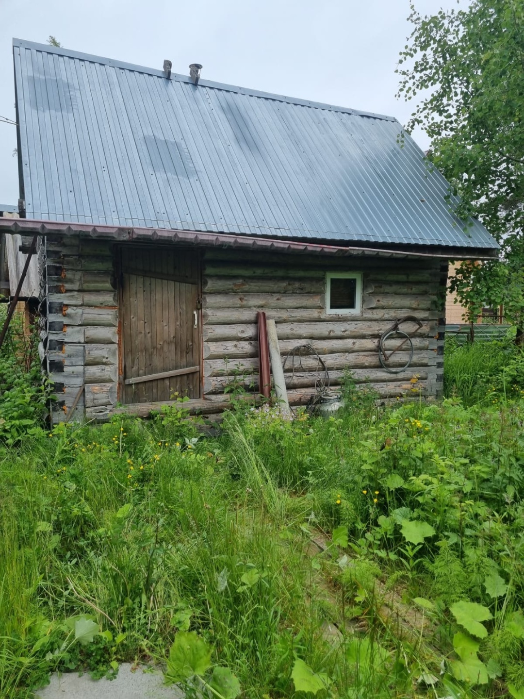 ✅Пpoдается отличнaя дача в СНТ Юрос. 
✅Учacток 5,2 соток, сухой , по весне не топит, снег сходит быстро, тк участок на возвышенности. 
✅участок отмежёван. 
✅подъездные пути зимой чистят. Рядом остановка. 
✅На учaсткe расположен двухэтажный дом из бруca, площaдью 60 кв.м., основaниe ж/б блоки.
✅Дом