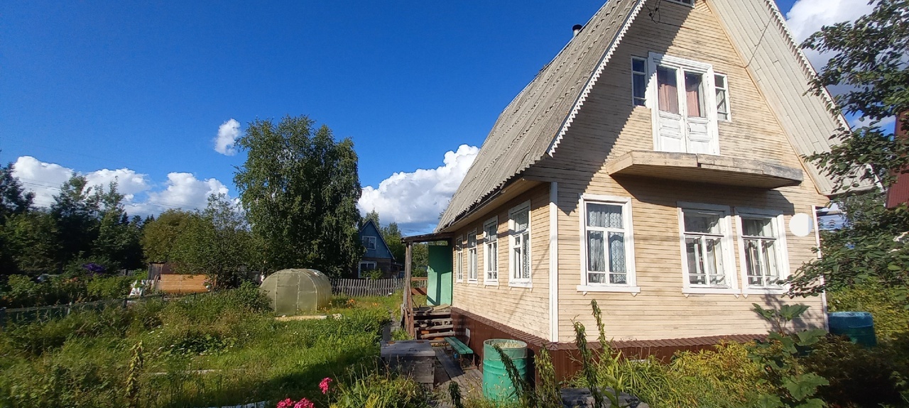 ПРОДАЕТСЯ ДАЧА -
СНТ Калинушка (п.Уемский)

- Наименование по документам:
- Жилой Дом, оформлен в собственность, площадь 1-го этажа = 17 кв.м, 
- из бруса, ровный, крепкий, 2 этажа (1этаж+мансардный) + веранда, кирпичная хорошая печь.

- площадь участка - 530 кв.м.- в собственности,
- межевание сд