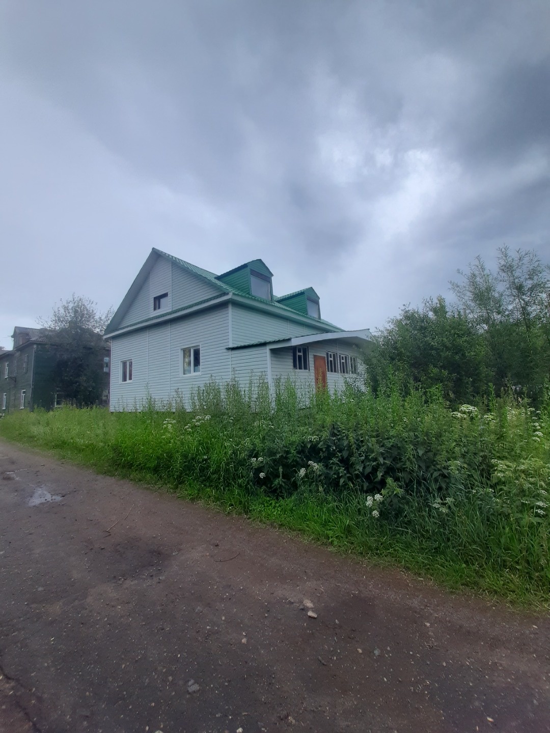 В продаже 2х этажный дом в Маймаксе. 1 этаж и цоколь кирпичные, 2й мансардный этаж из бруса. Электро разводка сделана по всему дому. Второй этаж утеплен и обшит гипсокартоном. Есть погреб. . хорошие подъездные пути. Участок разработан. Торг обсуждается.Возможность подведения газа.