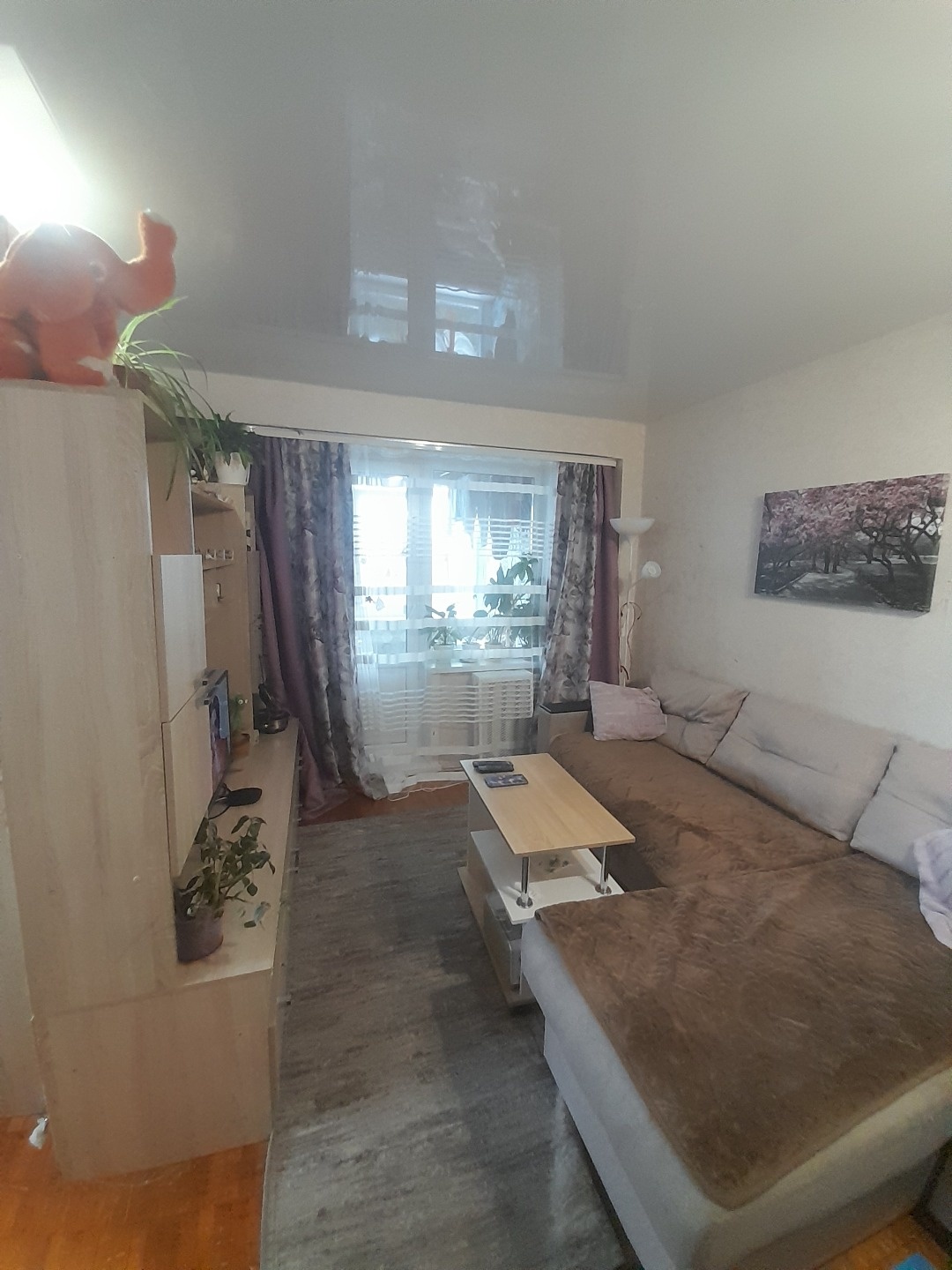 На прямой продаже 1-комнатная квартира в привокзальном районе:
+ квартира теплая, просторная, солнечная сторона;
+стеклопакеты;
+ натяжной потолок;
+ санузел раздельный, ванна в кафеле, туалет-стеновые панели;
+ счетчики на воду и на газ;
+ пол-паркет и линолеум;
+ в квартире лоджия и балкон на 2 ок