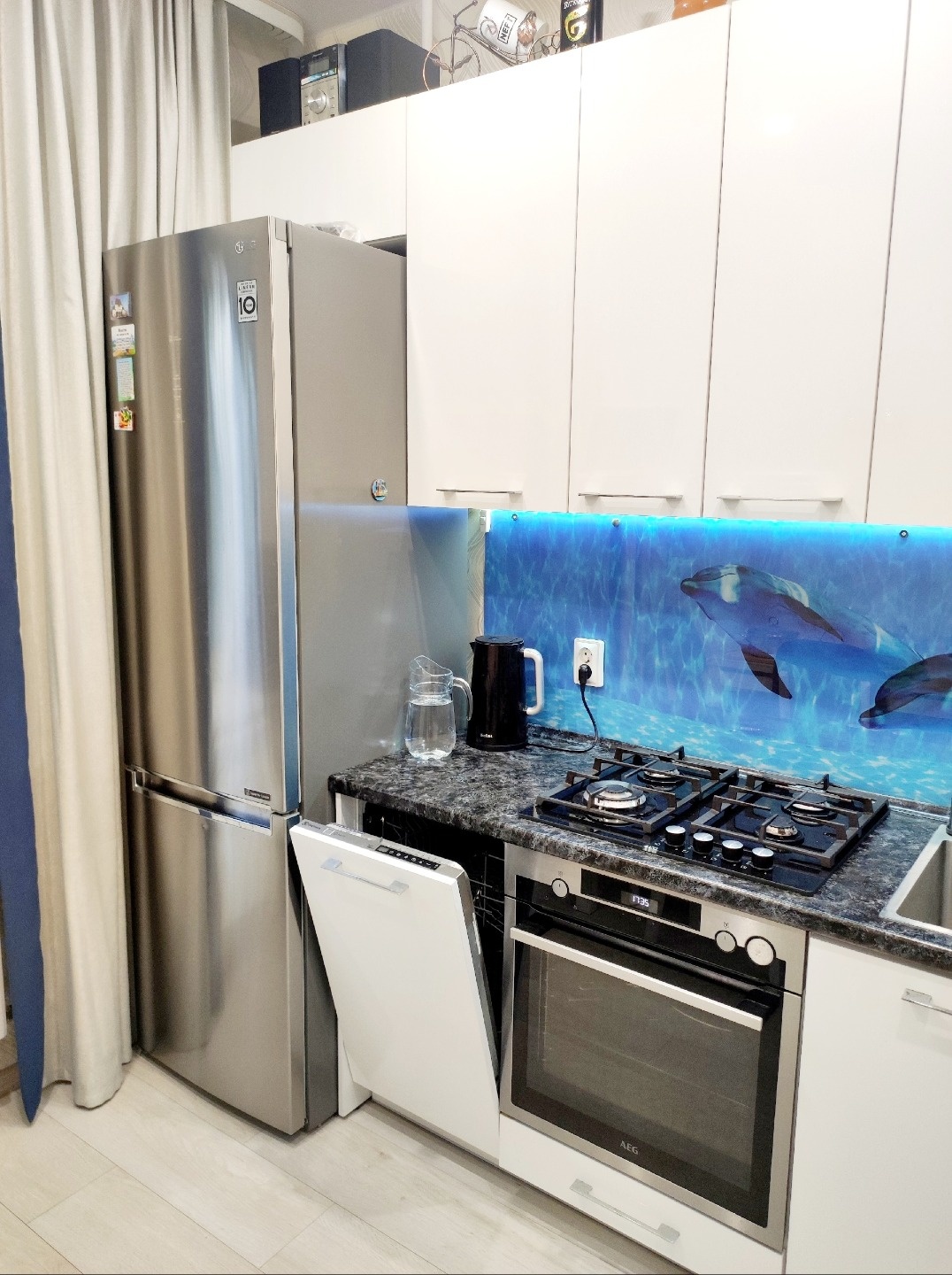 На прямой продаже отличная 2х комнатная квартира с дизайнерским ремонтом. Ремонт сделан полностью, с нуля, проводка поменяна, новая сантехника и  стояки, счётчики, стены выровнены,окна пластиковые, потолок натяжной, балкон застеклён, на него выведен свет и подсветка под подоконником, сделана полусух