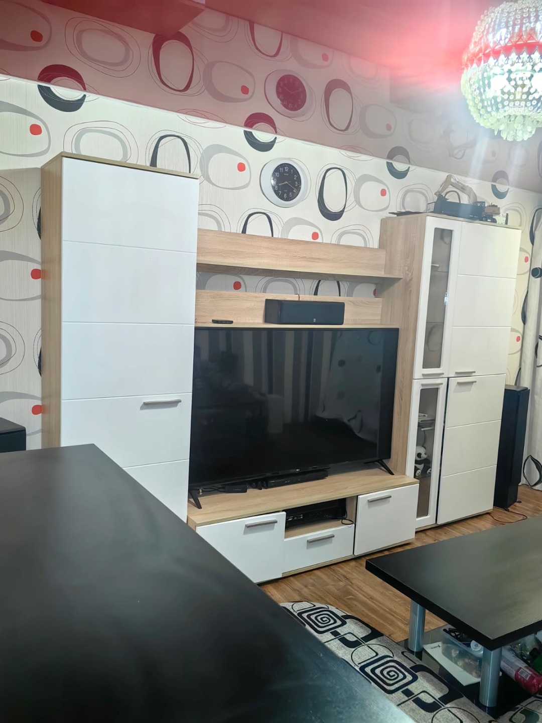 Уютная 3х комнатная квартира в продаже! Отличный ремонт, ламинат, натяжные потолки, пластиковые окна. Балкон согласован. Остается мебель и техника. Хорошая транспортная развязка.