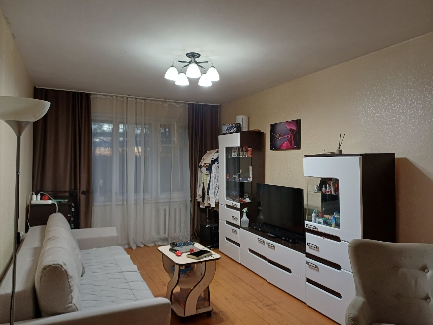 Квартира в обычном состоянии, ухоженная. Канализационная и водопроводная система поменяна. Счетчики на все. Рядом с домом игровая площадка, магазины, школа. Один собственник. Сделка только за наличные. Звоните, записывайтесь на просмотр