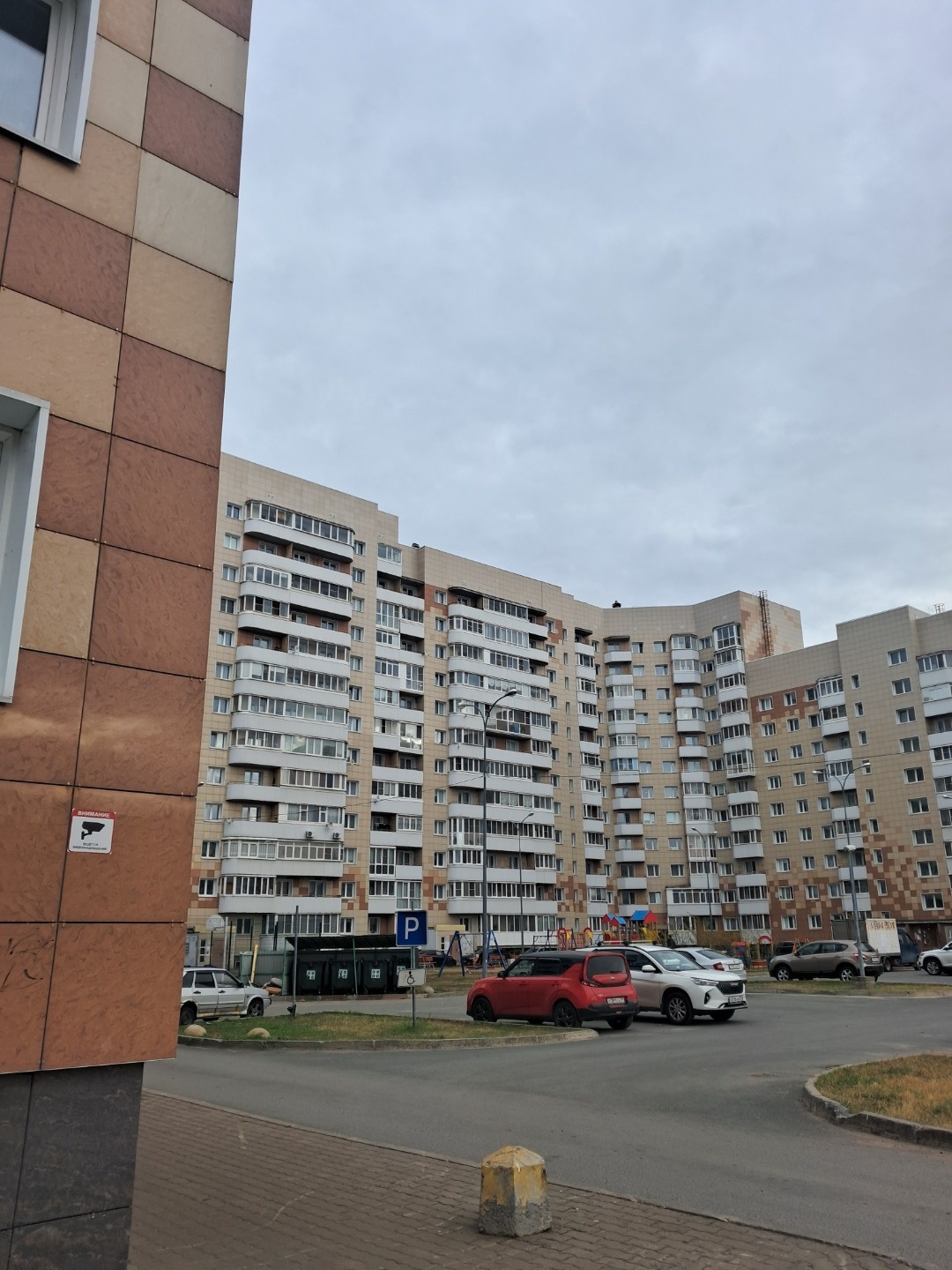 В продаже уютная квартира с раздельными комнатами, большой кухней, просторным санузлом. 
Есть гардеробная, встроенные шкафы. Остается встроенная кухня с техникой. В санузле установлена большая ванна-джакузи.
Удобное расположение комнат, на разные стороны. Сделана шумоизоляция. Дом 2013 г.п. очень те