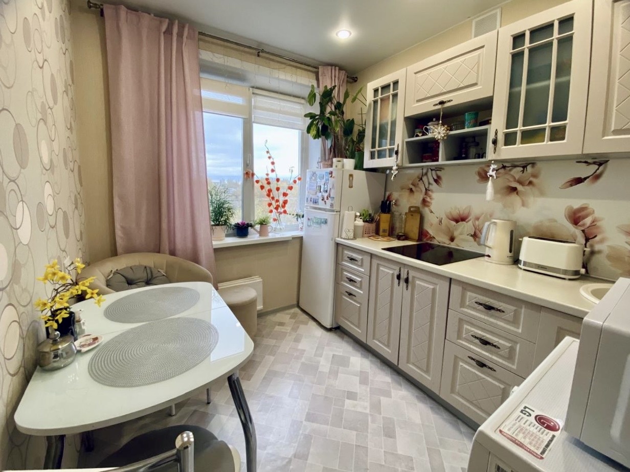 Продается уютная 1-комнатная квартира в доме 1992 года постройки, индивидуальной планировки. Общая площадь 28,5 кв. м, кухня 6,2 кв. м, застекленный балкон. Квартира в отличном состоянии, выполнен качественный ремонт. Остается практически вся мебель, можно заехать и жить без дополнительных вложений.