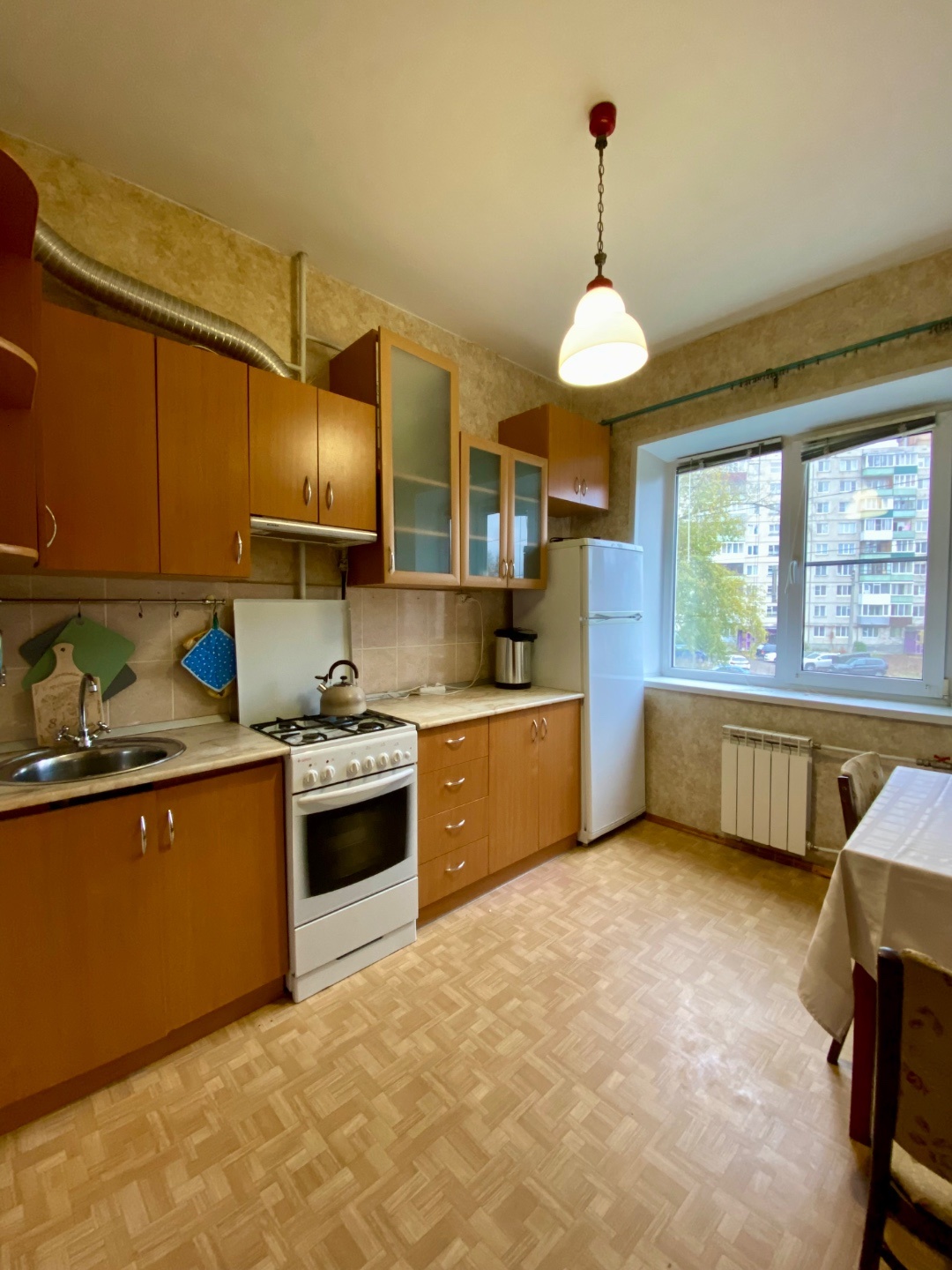 Продается 2-комнатная квартира в доме 93 серии.
Квартира очень теплая, окна выходят во двор. Установлены стеклопакеты на окнах и балконе. В остальном квартира требует ремонта — отличная возможность сделать ремонт под себя.
Прямая продажа. Один взрослый собственник. Никто не зарегистрирован, обреме