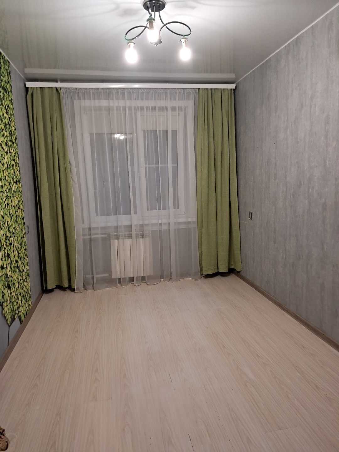 На прямой продаже квартира в хорошем состоянии. Хорошая транспортная развязка. Один взрослый собственник.