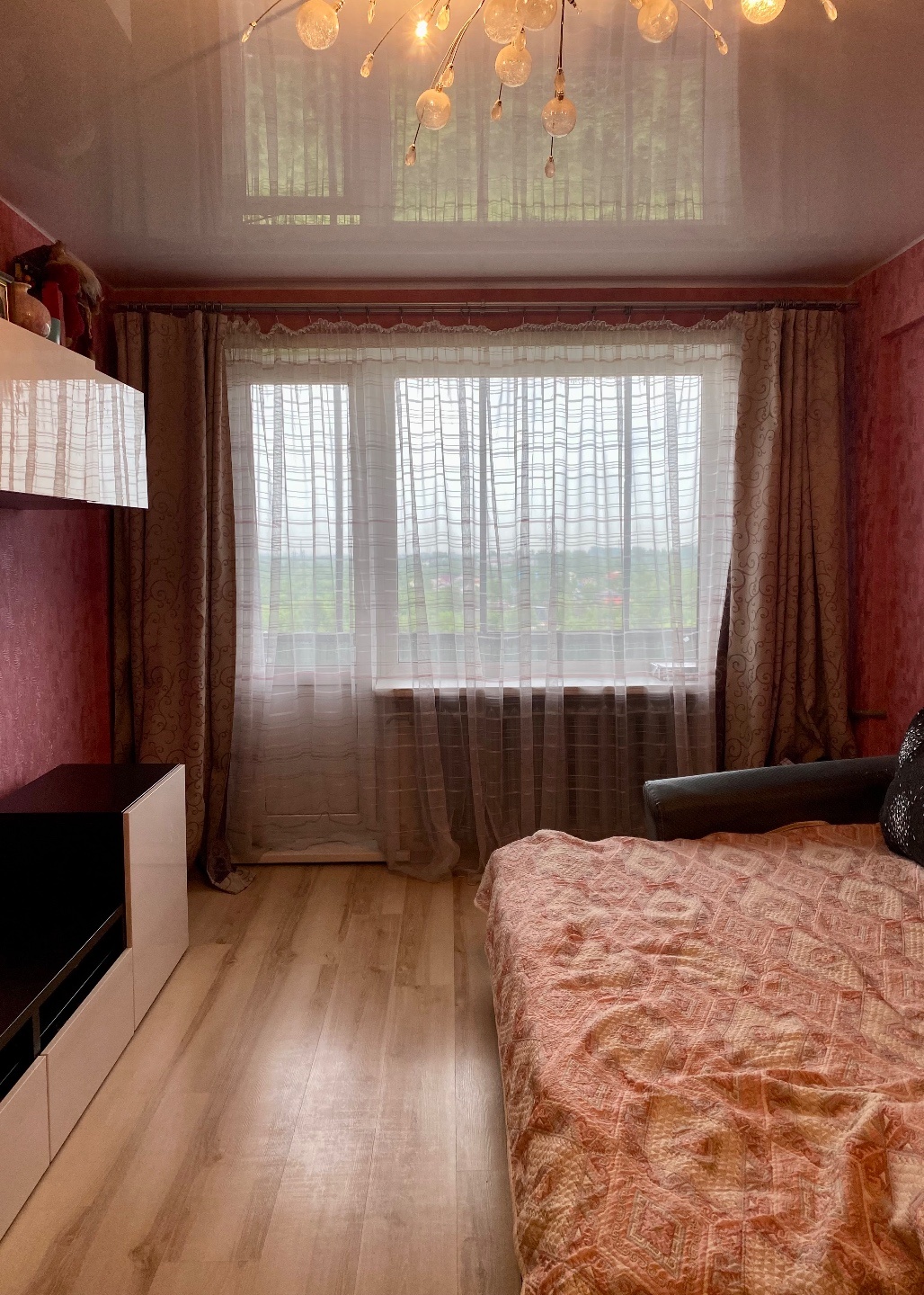 Продается 2-комнатная квартира в доме Ульяновской серии. Вид на южную сторону, комнаты раздельные, лоджия на три окна.
В квартире выполнен ремонт: перебраны полы, настелена фанера, сверху уложен ламинат и линолеум. Выровнены стены, полностью заменена электропроводка, установлены пластиковые окна, н