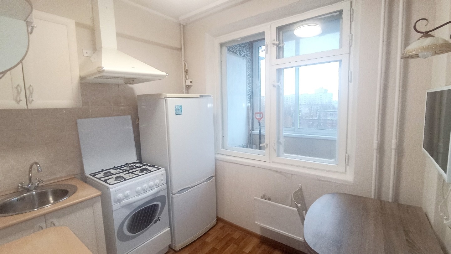 Продается однокомнатная  квартира в хорошем состоянии. Квартира очень теплая, окна выходят во двор, лоджия на два окна, застеклена. Удобное расположение дома, во дворе дома(напротив дома) школа № 5,рядом два детских садика( Елочка и Песенка). С торца дома продуктовый магазин МАГНИТ, действительн