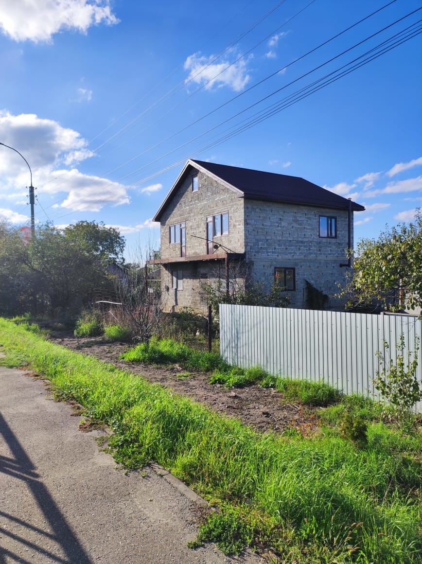 ✅ПРОДАЕТСЯ Жилой ДОМ
г.Белореченск, ул.Первомайская
(80 км от Краснодара)

♻ Большой ДОМ - 2-этажный,
- Общей площадью 168,7 кв.м,
- 6 комнат, кухня, 2 санузла
- Год завершения строительства - 2021
- Материал стен- бетонные блоки
- Газ подведен
- Электричество (мощностью 6 кВт)
- Вода заведена в дом