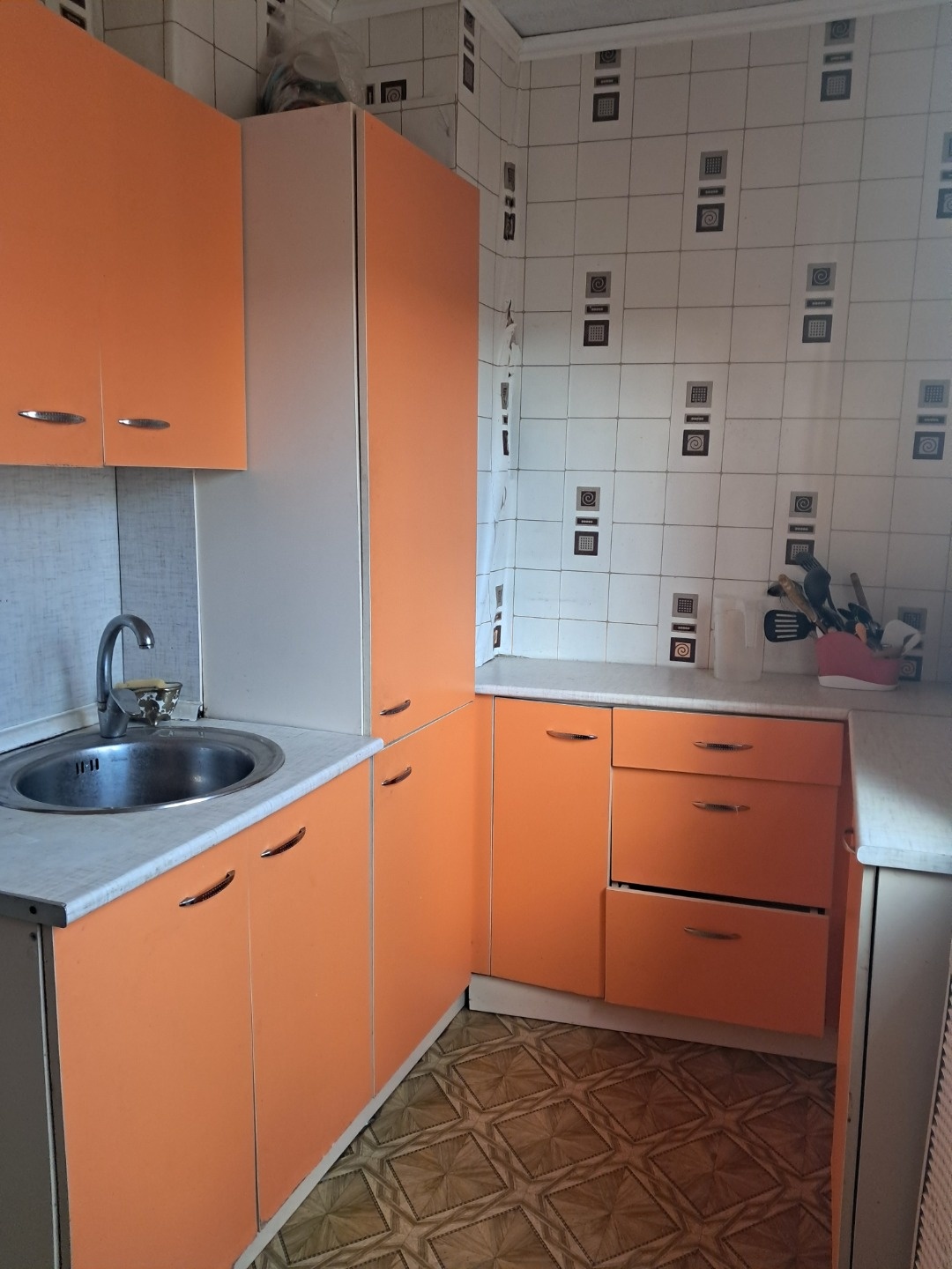 На длительный срок сдается просторная квартира в деревянном доме, со всеми удобствами. 