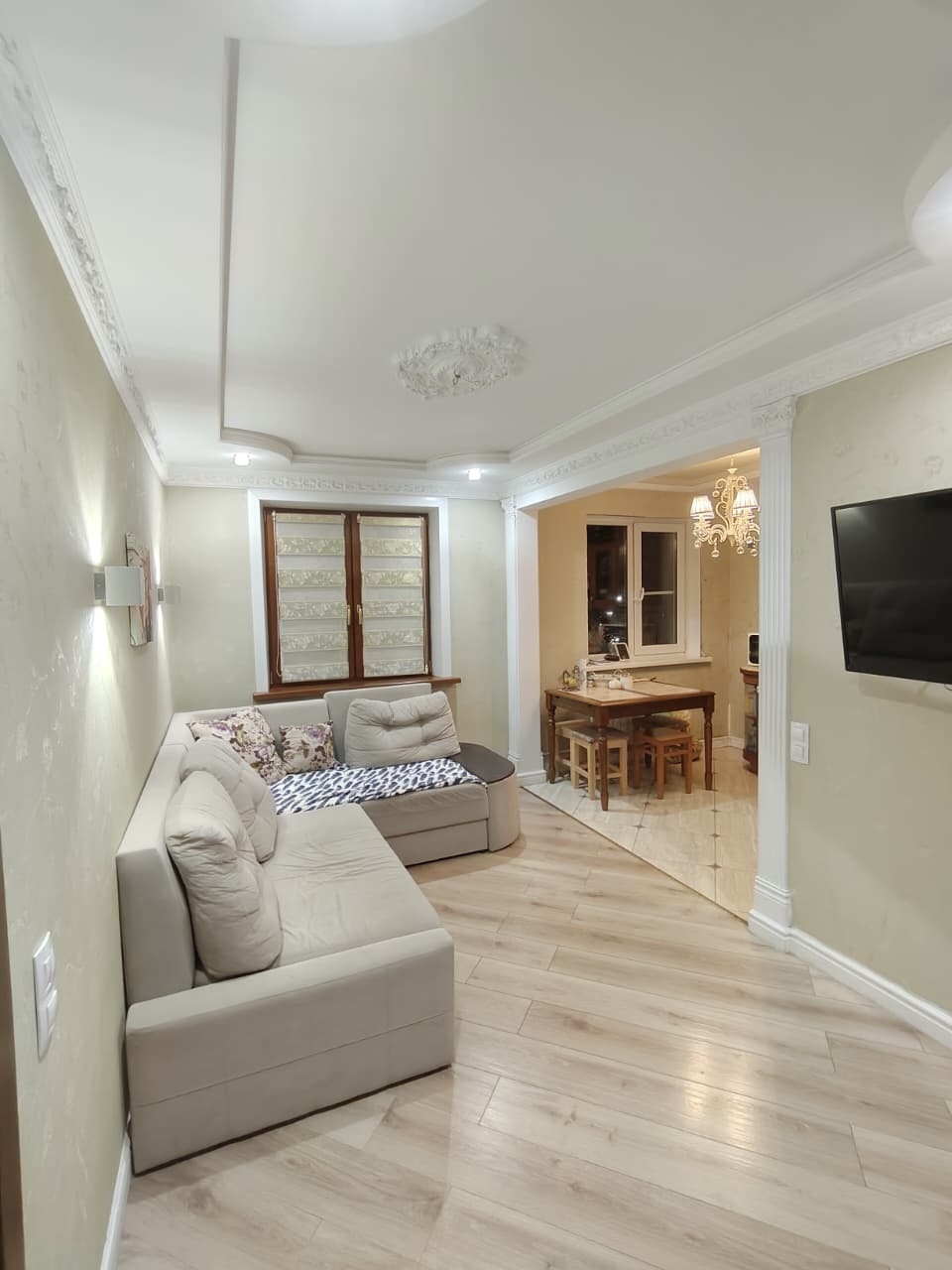 В продаже двухкомнатная квартира в панельном доме 1971 года постройки!
Квартира с ремонтом: стеклопакеты, ламинат, плитка в кухонной зоне, натяжные потолки. 
Современное остекление балкона. Входная группа на балкон сделана деревянными рамами, остекление сделано в пол, открывается две двери.
Сделана 