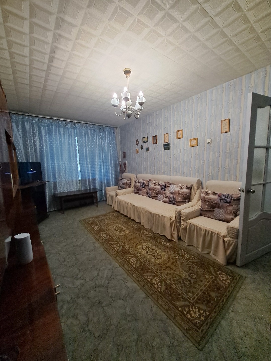 На длительный срок сдается 1 ком.кв. в хорошем состоянии. Есть вся необходимая мебель и техника. Рядом множество магазинов,становки общественного транспорта.