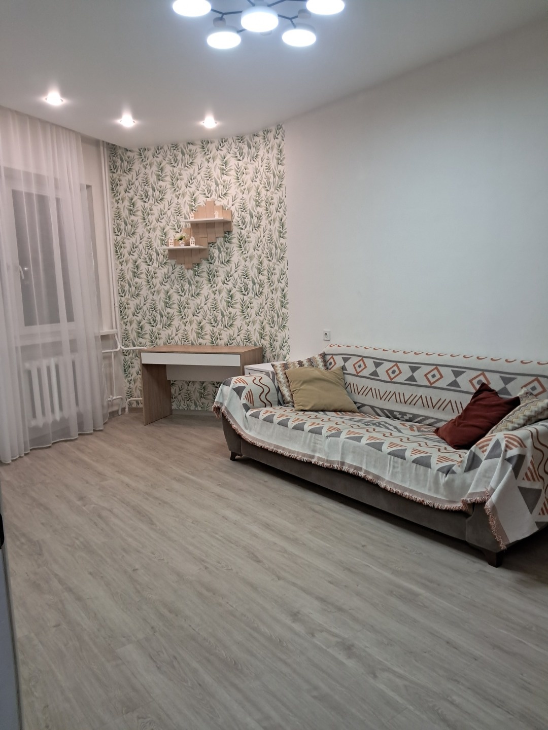 На длительный срок сдается 3х комнатная квартира, в отличном состоянии. Есть мебель и техника. Рядом несколько школ и детских садов. Хорошая транспортная развязка. Множество магазинов. 