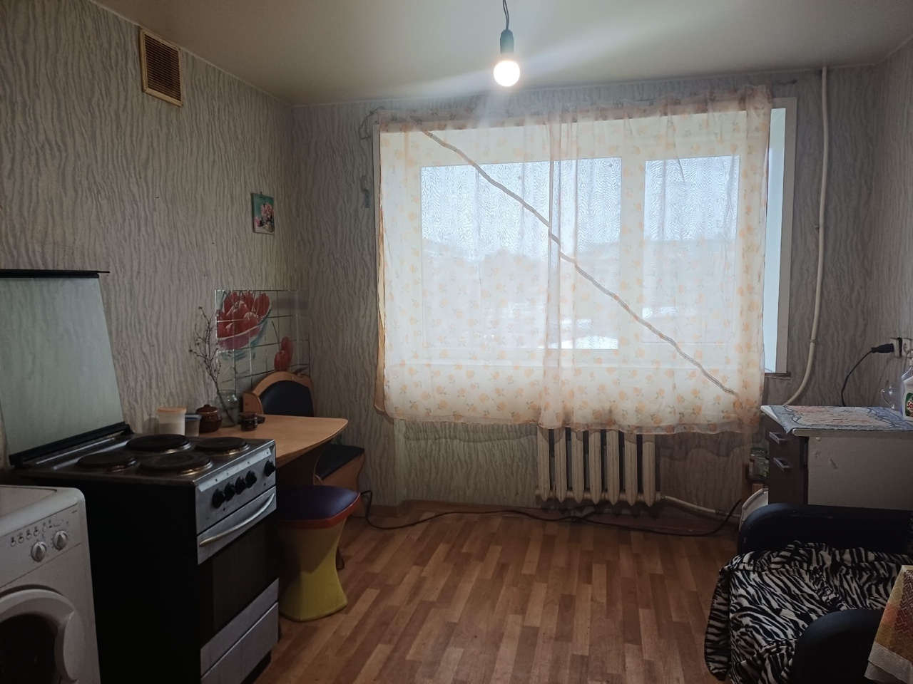 На продаже комната  в общежитии. В 3 х комнатах проживают. Состояние комнаты и квартиры хорошее, соседи спокойные. Звоните, покажу