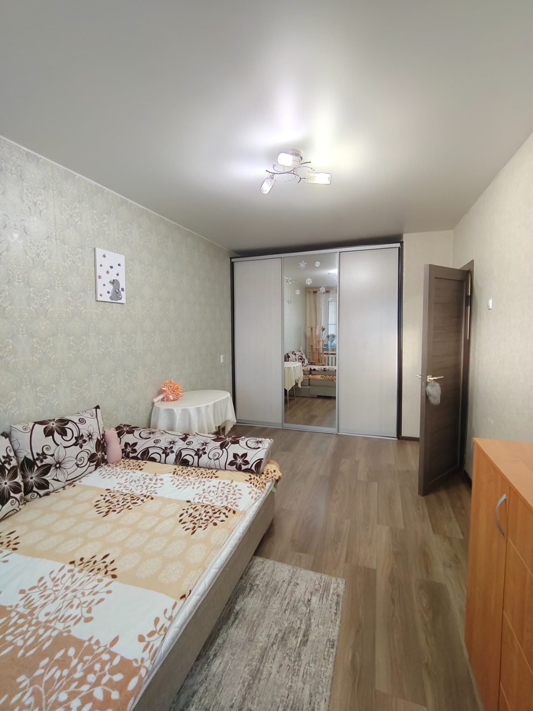 Сдаётся квартира на длительный срок для молодой семьи или девушки, без животных !!!
Полностью с мебелью и бытовой техникой (стиральная машина, холодильник, водонагреватель). Есть посуда.
Балкон застеклённый.
Стоимость аренды в месяц  22 тр + счётчики (свет, вода, газ). Залог 15 тр.
Разовая комиссия 