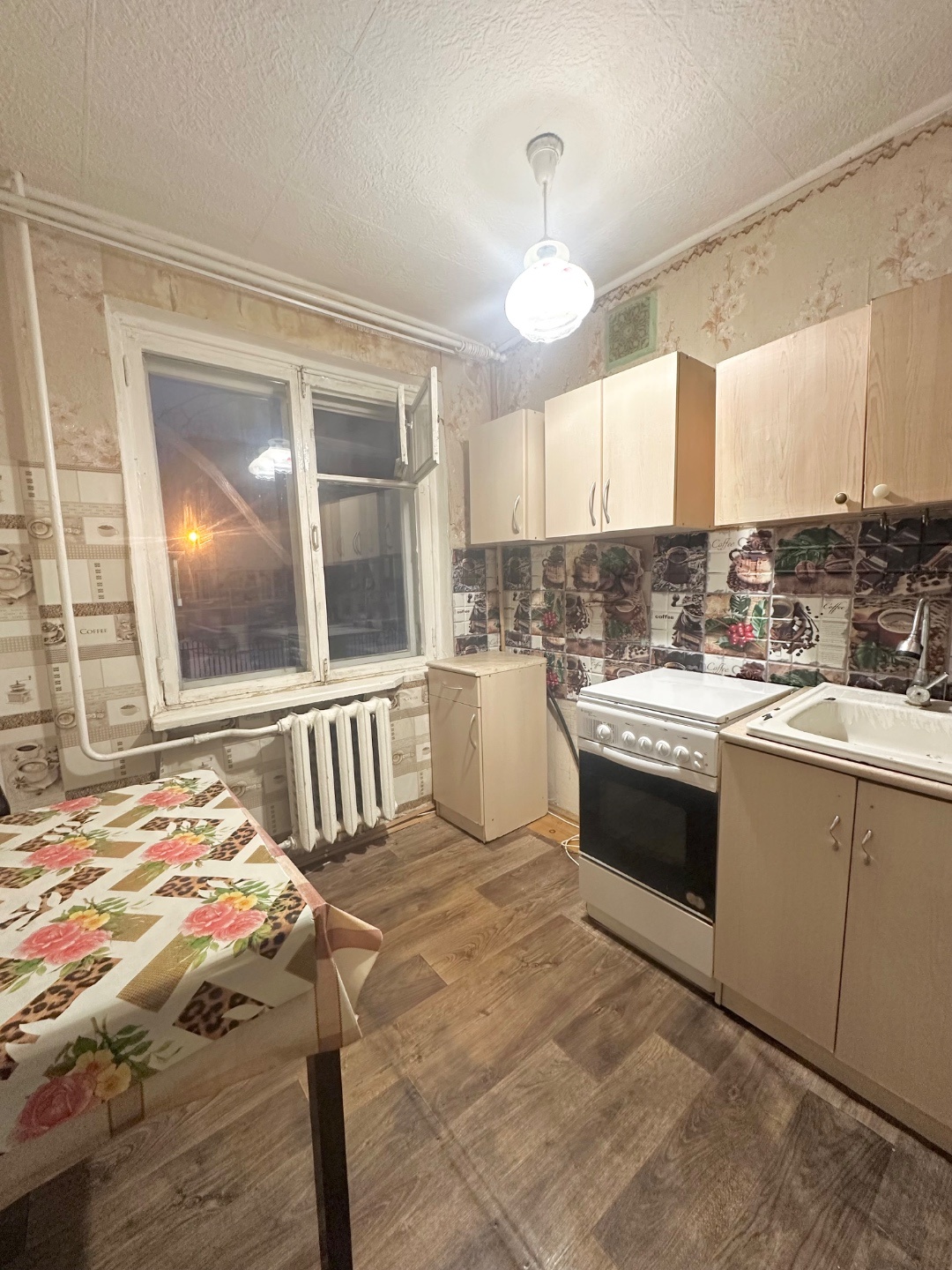 На прямой продаже 2-х комнатная квартира!
Дом панельный, очень теплый.
Квартира солнечная!

Удобная планировка: комнаты и санузел раздельные, есть вместительная кладовая!

Отличный район, во дворе дома расположен детский сад, школа 51, музыкальная школа, пляж, много магазинов.

Один взрослый собстве