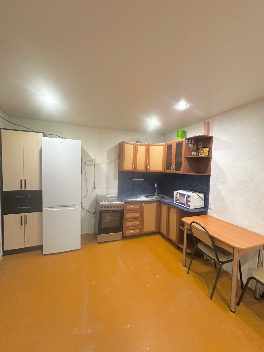 На прямой продаже комната.
Дом кирпичный, теплый.

Комната площадью 18 кв.м.

В комнату проведена вода и канализация.

Выделена зона кухни.

Остается вся мебель.

Места общего пользования в нормальном состоянии.

Есть так же общая кухня на этаже.

Комната имеет отдельный кадастровый номер, оформлена