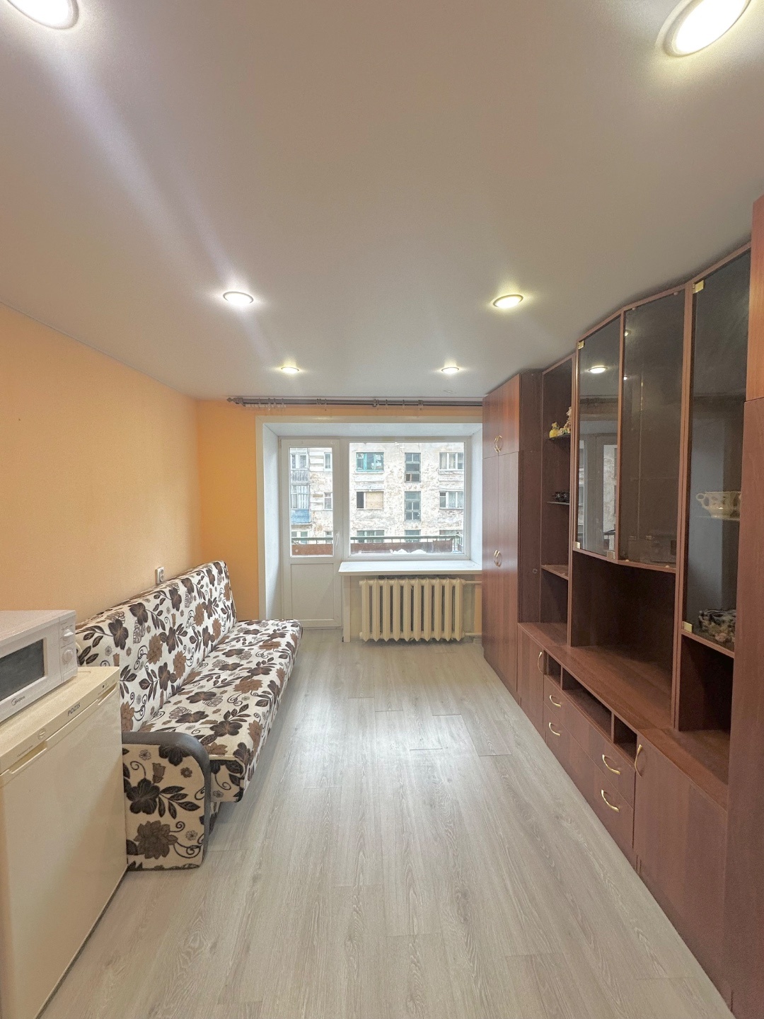 Предлагаем приобрести комнату, расположенную в центре города.
+Дом кирпичный.
+ подъезд чистый
+ места общего пользования опрятные
+ на общей кухне есть рабочее место и место для старальной машины
+ соседи благополучные

Комната площадью 12,8 кв.м
Состояние чистое, аккуратное
Напольное покрытие лами