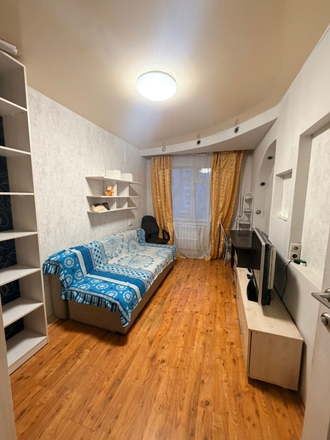 На длительный срок сдается уютная комната, с мебелью и техникой. Спокойные соседи.Для девушки.
