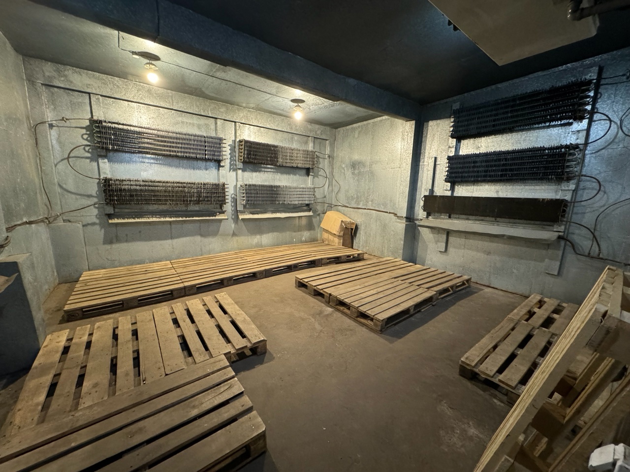 В продаже кирпичный склад в центре города! 

Троицкий 166 ст 1
Общая площадь здания 100,8 кв.м. 
Три отдельных помещения под склад по 33,7 кв.м. , 15,1 кв.м. , 34,5 кв.м. 
Кабинет 11,1 кв.м. 

Внутренняя высота 2,48м/3,30м 
Электричество 30 кВт/220 В

Площадь земельного участка 414 кв.м. 
Отличные п