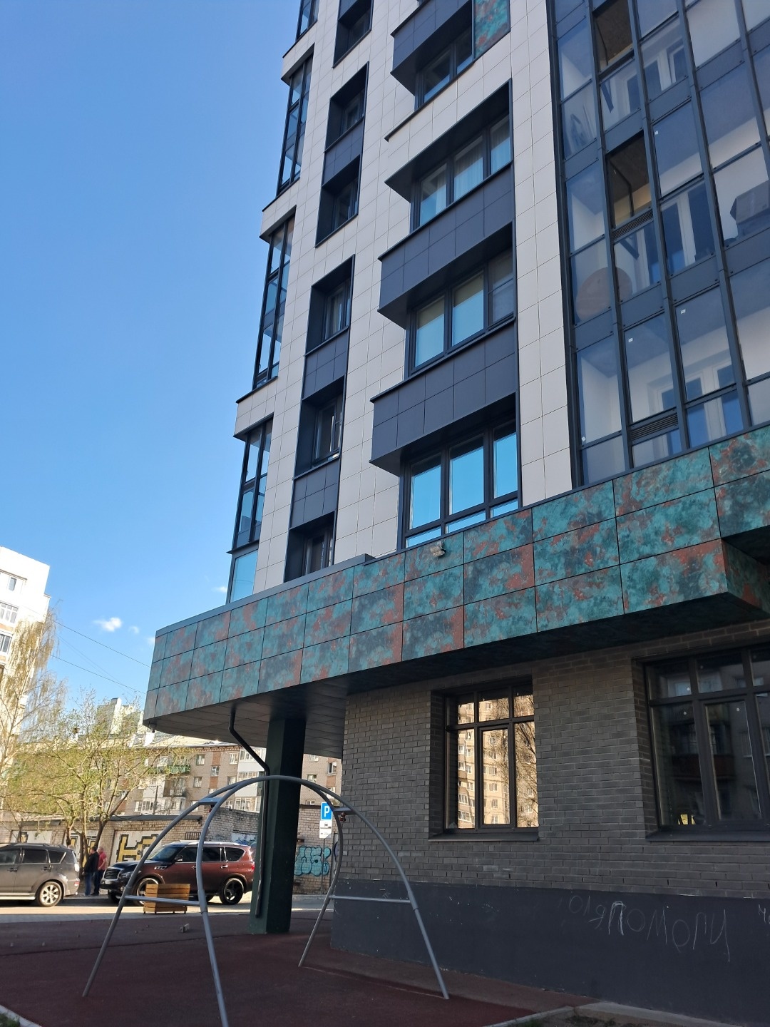 В продаже однокомнатная квартира с прекрасным видом на 4 этаже в 14-этажном ЖК Мята, дом сдан в декабре 2023 ,монолитный, застройщик Прогресс-Строй.
Отделка подъезда и мест общего пользования выполнены по дизайн-проекту, светопрозрачная входная группа, безбарьерная среда (вход с уровня земли), на 