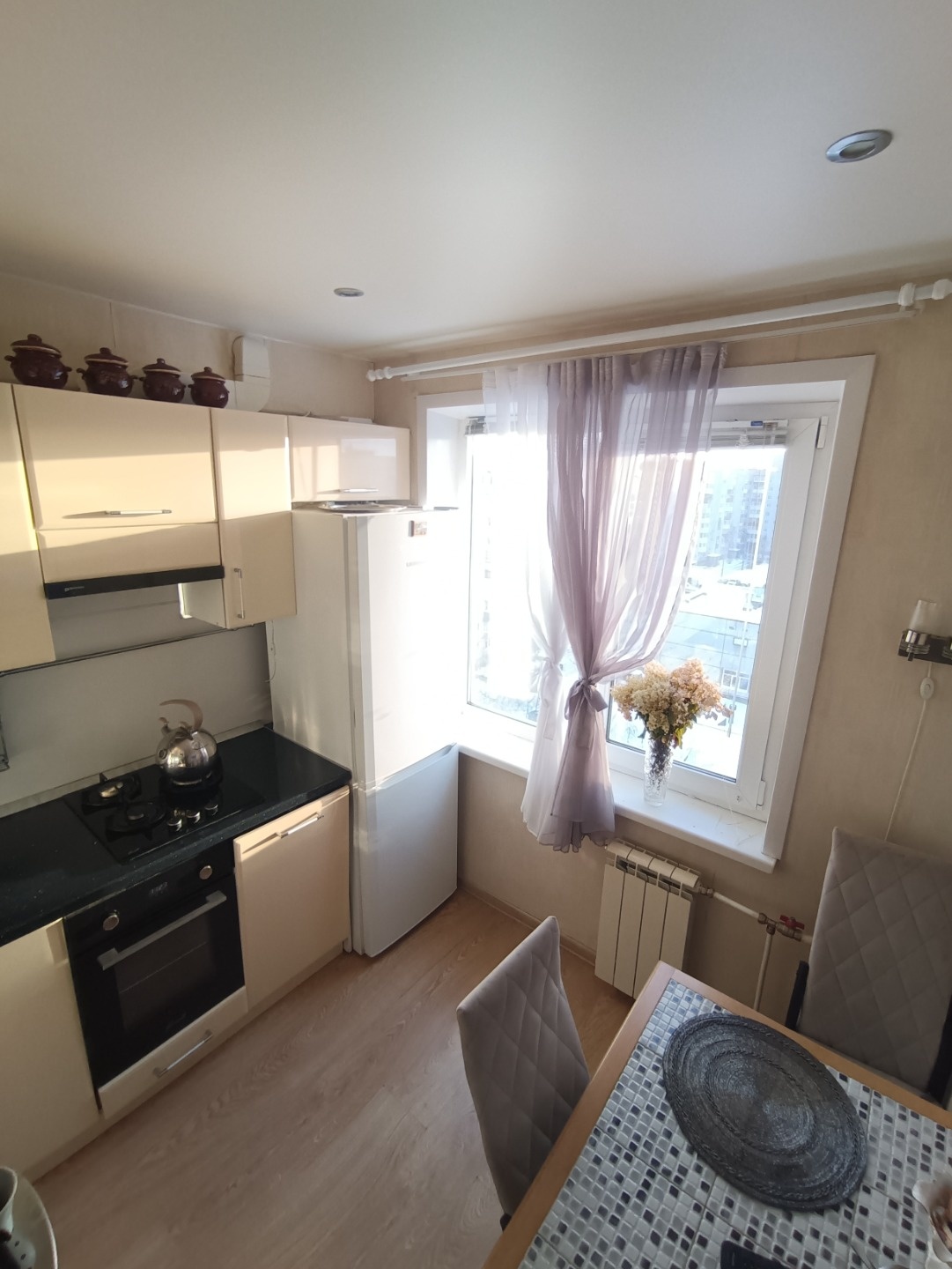 ВНИМАНИЕ! НЕ ПРОПУСТИТЕ!

Светлая опрятная 2-комнатная квартира в самом сердце Соломбалы!
Дом 1984 года постройки в жилом районе с развитой инфраструктурой.
Две раздельные комнаты, вместительная гардеробная, раздельный санузел, уютная кухня.
Выполнен отличный ремонт с применением современных качеств