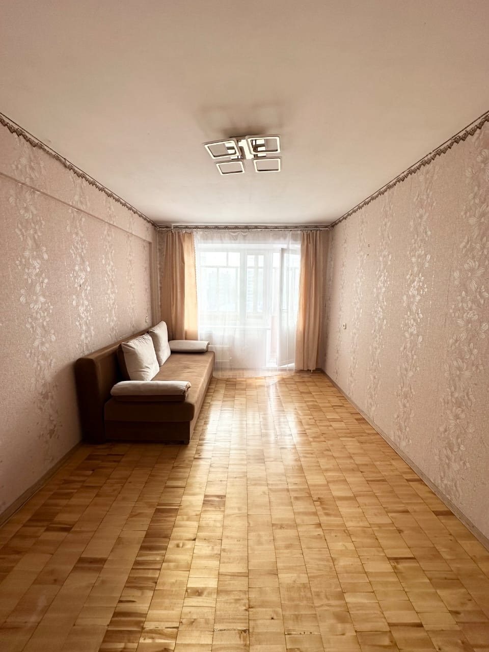 На прямой продаже 1 комнатная квартира.

Дом панельный 1988 года постройки.
+В доме электроплиты.

Прекрасное местоположение дома: рядом школа №11, детские сады, спортивный комплекс Норд Арена, стадион Труд , в шаговой доступности набережная, много магазинов.

Состояние приятное.
Чистый, ухоженн