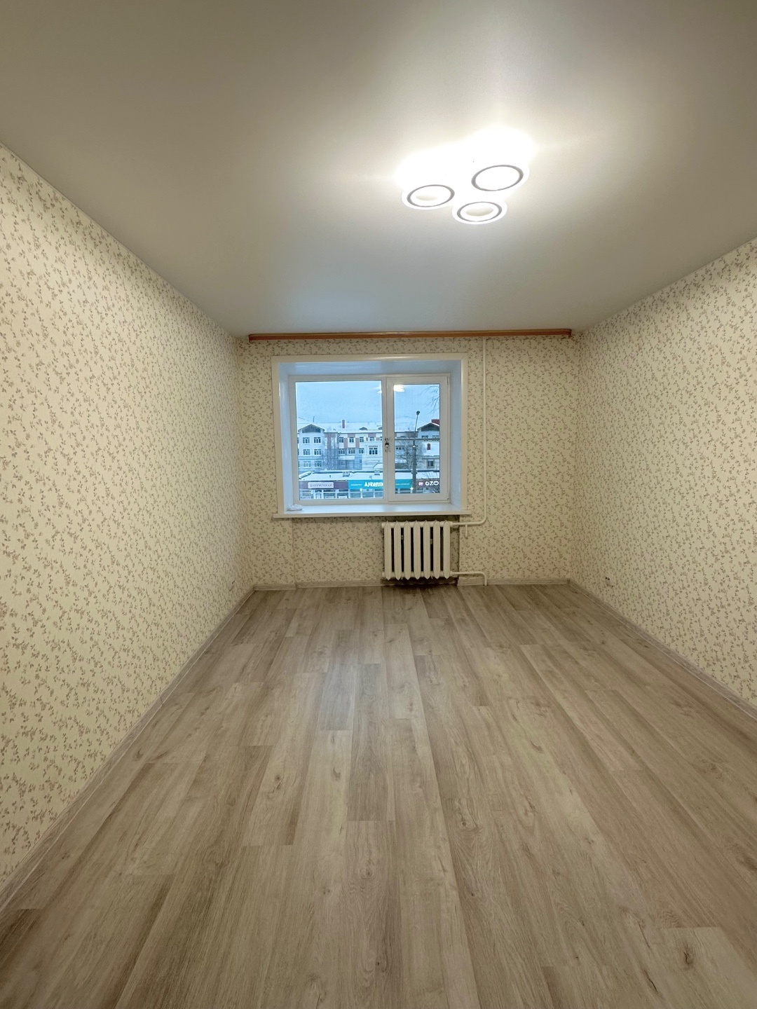 На прямой продаже большая, уютная и теплая комната.

Комната площадь. 17,9 кв. м.
По документа оформлена, как отдельное жилое помещение со своим кадастровым номером.
Секция опрятная, места общего пользования чистые.

Состояние комнаты очень хорошее: 
установлена качественная входная дверь;
 стеклопа