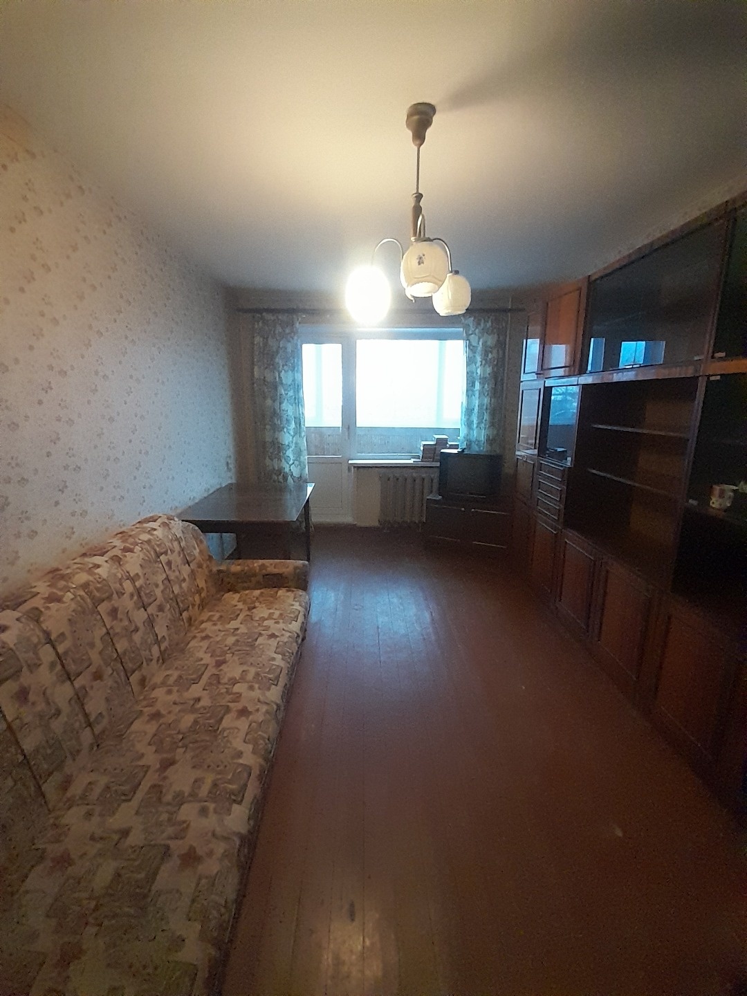 На прямой продаже 2-х комнатная квартира в районе Исакогорки. 
Комнаты и санузел раздельные, на окнах стеклопакеты, балкон застеклен (пластик)
Квартира теплая и солнечная,  без ремонта.
Документы готовы.