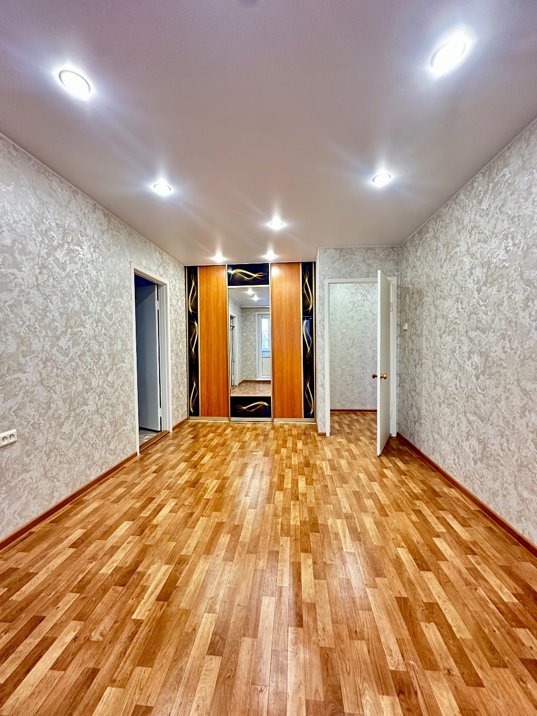 Продается уютная 3-комнатная квартира в панельном доме 1975 года постройки.

Квартира в хорошем состоянии и полностью готова к проживанию. Заменена электрика, трубы канализации и водопровода. В спальнях установлены деревянные окна, в остальных комнатах и на балконе современные стеклопакеты. Стены вы