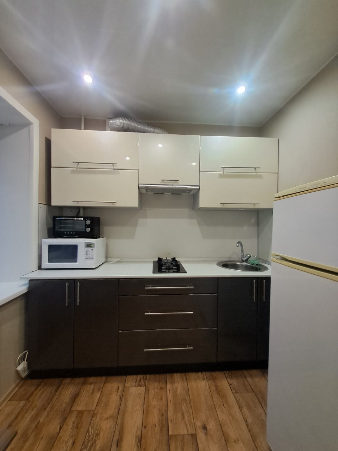 На длительный срок сдается уютная квартира с мебелью и техникой, окна во двор, солнечная строна. Хорошая транспортная развязка. 