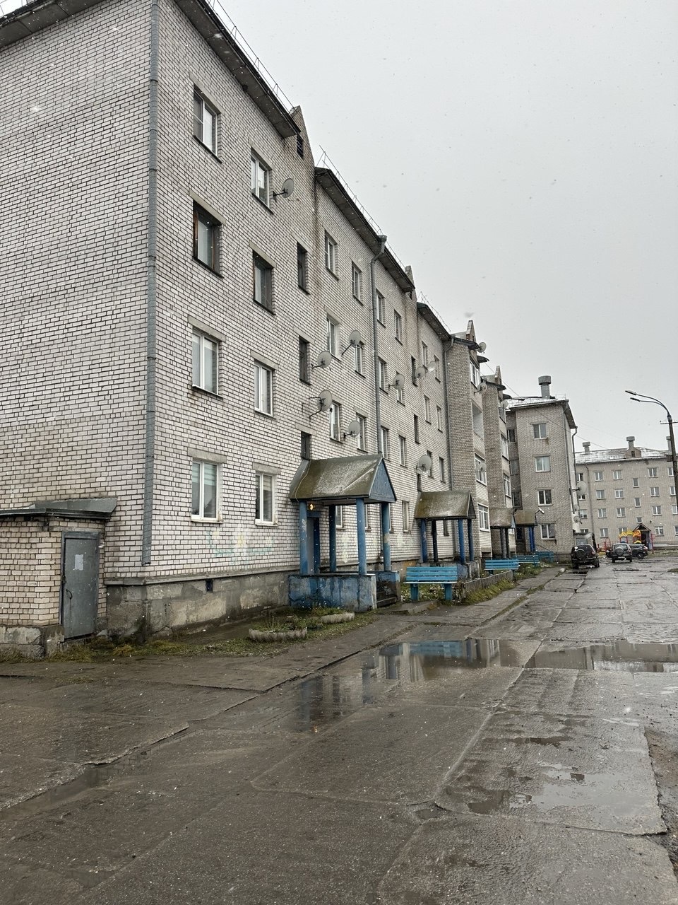 Продается 3-комнатная квартира в лучшем доме поселка Обозерский
Отличный вариант для семьи.

Дом 2003 года постройки, кирпичный, теплый и надежный. 
В доме установлен общедомовой тепловой счётчик - коммунальные платежи значительно ниже!

Все коммуникации центральные, включая горячее водоснабжение. Ч