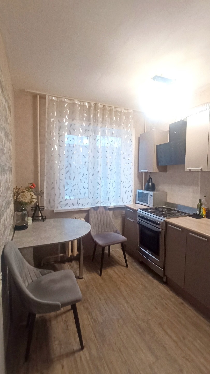 Продается двухкомнатная квартира с раздельными комнатами. Окна выходят на одну сторону, везде установлены стеклопакеты ,сторона солнечная, балкон застеклен. Новая проводка. При продаже новому собственнику остается всё кроме дивана и подвесного кресла в большой комнате, входит стоимость квартиры. Зам