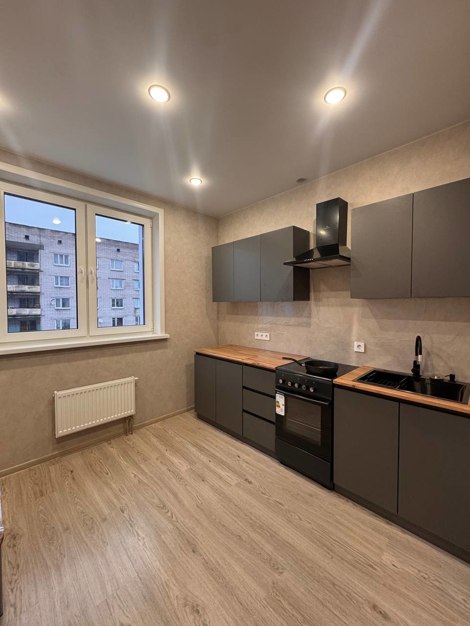 Сдается на длительный срок 2к.квартира в новом доме по адресу : 1-ый Банный переулок д 7 
комфортный 3 этаж ,есть лифт. 
Есть все необходимое для жизни, в квартире только сделан ремонт, никто не проживал.
С животными нельзя. 

Оплата 33.000 ежемесячно 
залог ( отдается при выезде )
 комиссия агентст