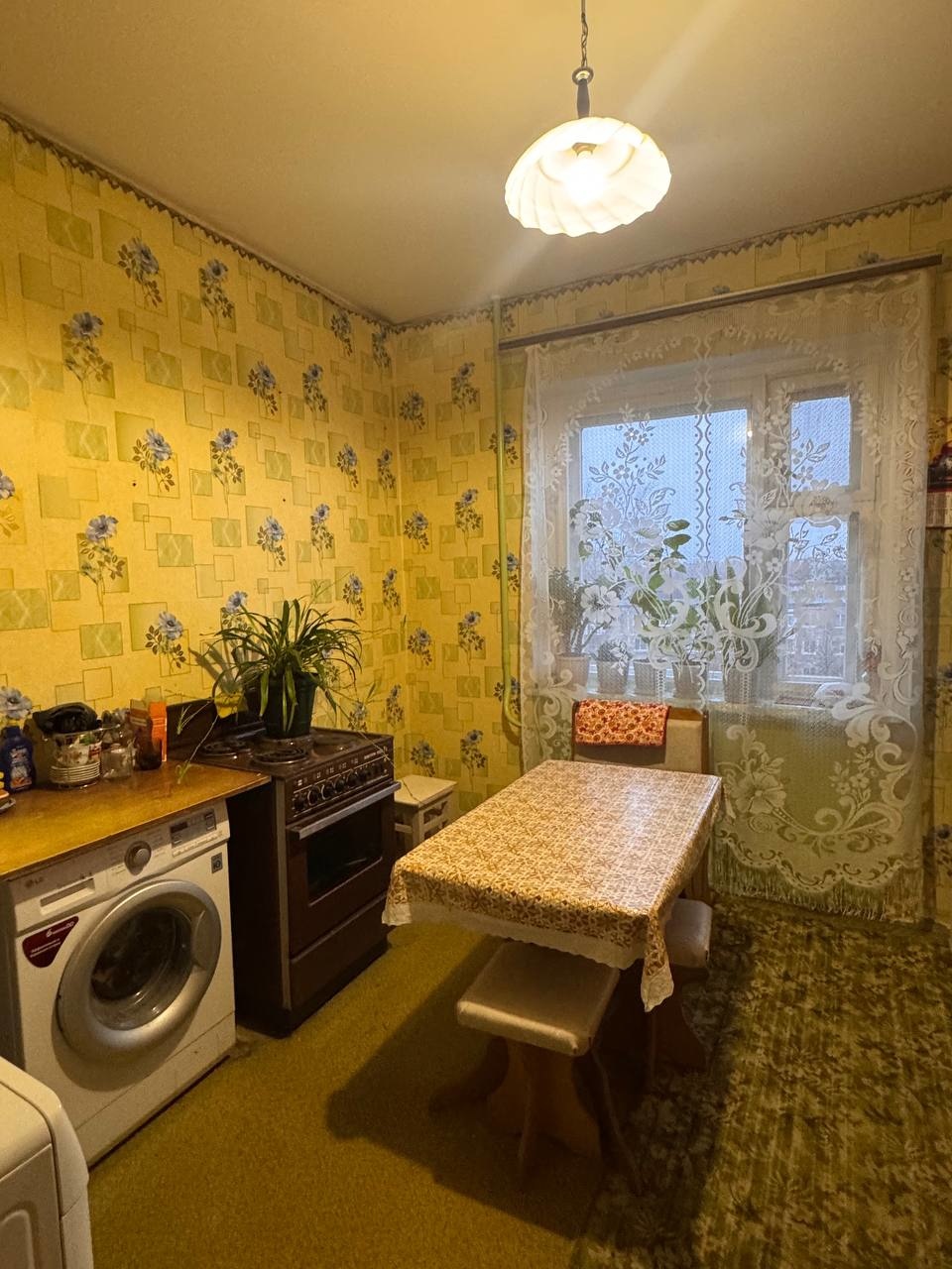 В продаже 2 комнаты в 4-х комнатной квартире по адресу : Русанова 8

Две комнаты : Первая 15кв.м 
Вторая 18кв.м с балконом (освобождена) 
Туалетная комната- раздельная 
Просторная кухня 9 кв.м

Приличные соседи по комнатам. 

Быстрое освобождение, без долгов и обременений.
Документы готовы. 

Звонит