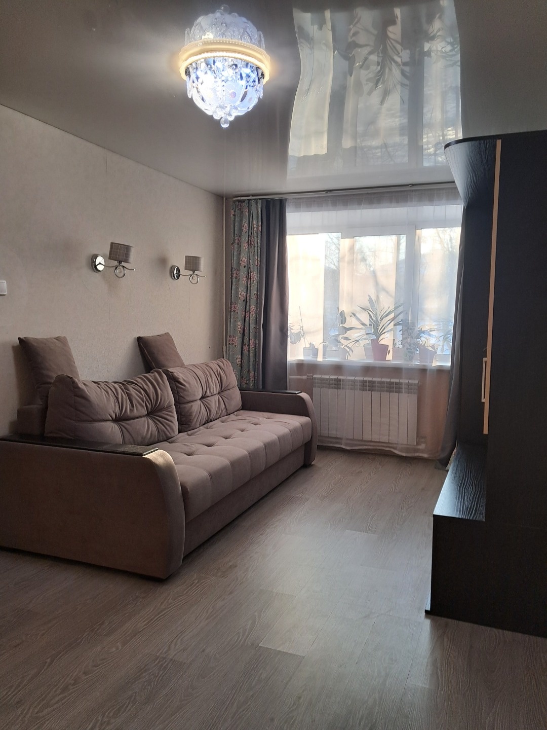 Продается очень светлая , чистая, приятная двухкомнатная квартира! Натяжные потолки. Полностью заменена проводка. Окна ( стеклопакеты) выходят на солнечную сторону.Ламинат. Хорошие соседи. 