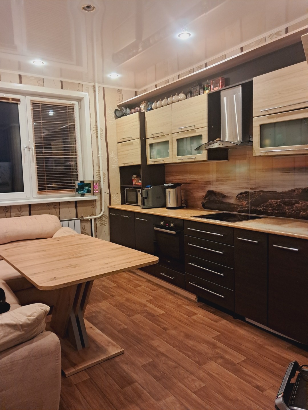 В продаже уютная квартира с раздельными комнатами, большой кухней, просторным санузлом. 
Есть гардеробная, встроенные шкафы. Остается встроенная кухня с техникой. В санузле установлена большая ванна-джакузи.
Удобное расположение комнат, на разные стороны. Сделана шумоизоляция. Дом 2013 г.п. очень те