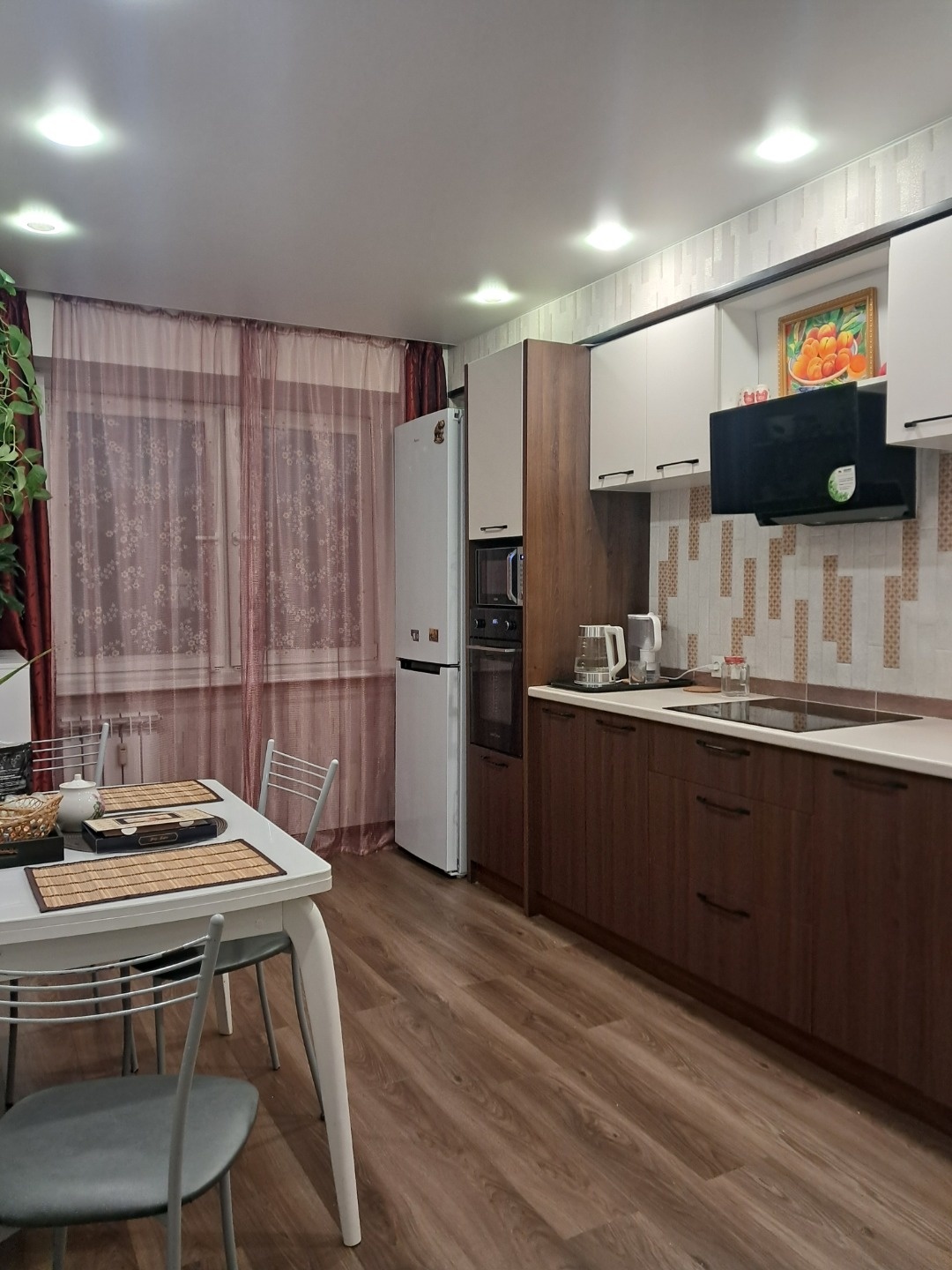 На прямой продаже, уютная солнечная квартира с прекрасным видом. Ремонт хороший, остается мебель. Квартира очень теплая. Хорошая транспортная развязка. Один взрослый собственник.