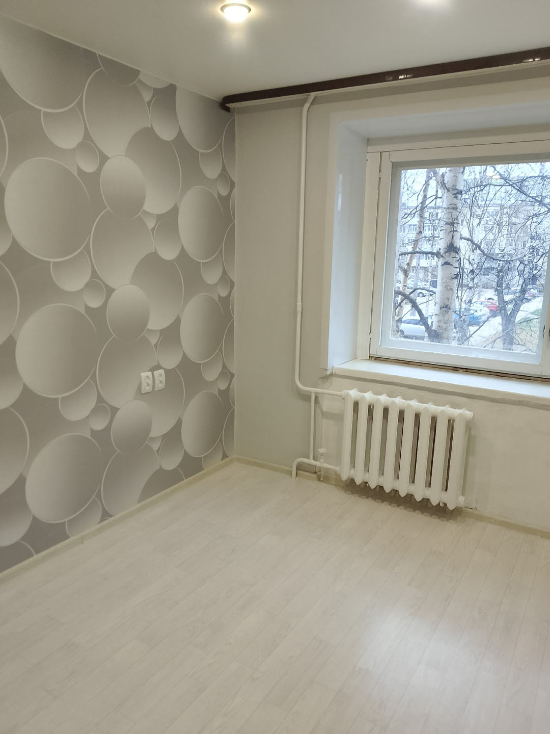 На прямой продаже комната в коммунальной квартире.
Вид права - доля.
Сособственники уведомлены.

Комната теплая, в хорошем состоянии, чистенькая, аккуратная, солнечная
Напольное покрытие ламинат, установлен натяжной потолок.
Кухонный гарнитур остается.

Места общего пользования в опрятные.
Соседи бл